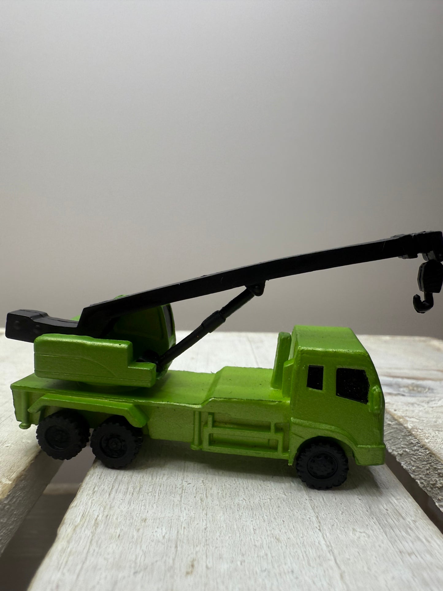 Mini Crane Truck Figurine – 2 Inch Realistic Construction Toy for Kids, Speech Therapy, Sensory Bins, Montessori Play Object