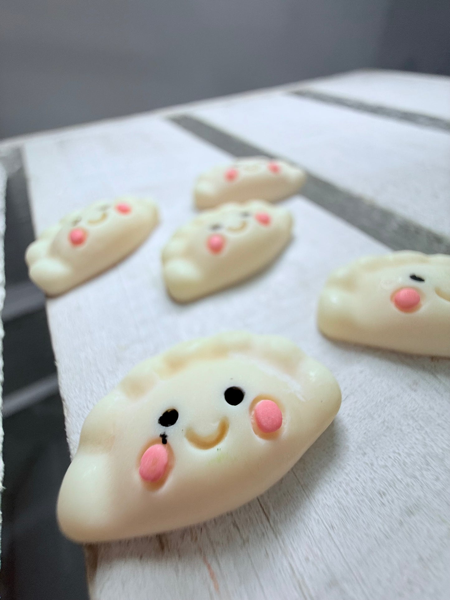 Baratija EMPANADA en miniatura-Objetos de lenguaje Montessori-Baratijas de comida-Doodads-Mini objetos para terapia del habla-Casa de muñecas comida miniatura