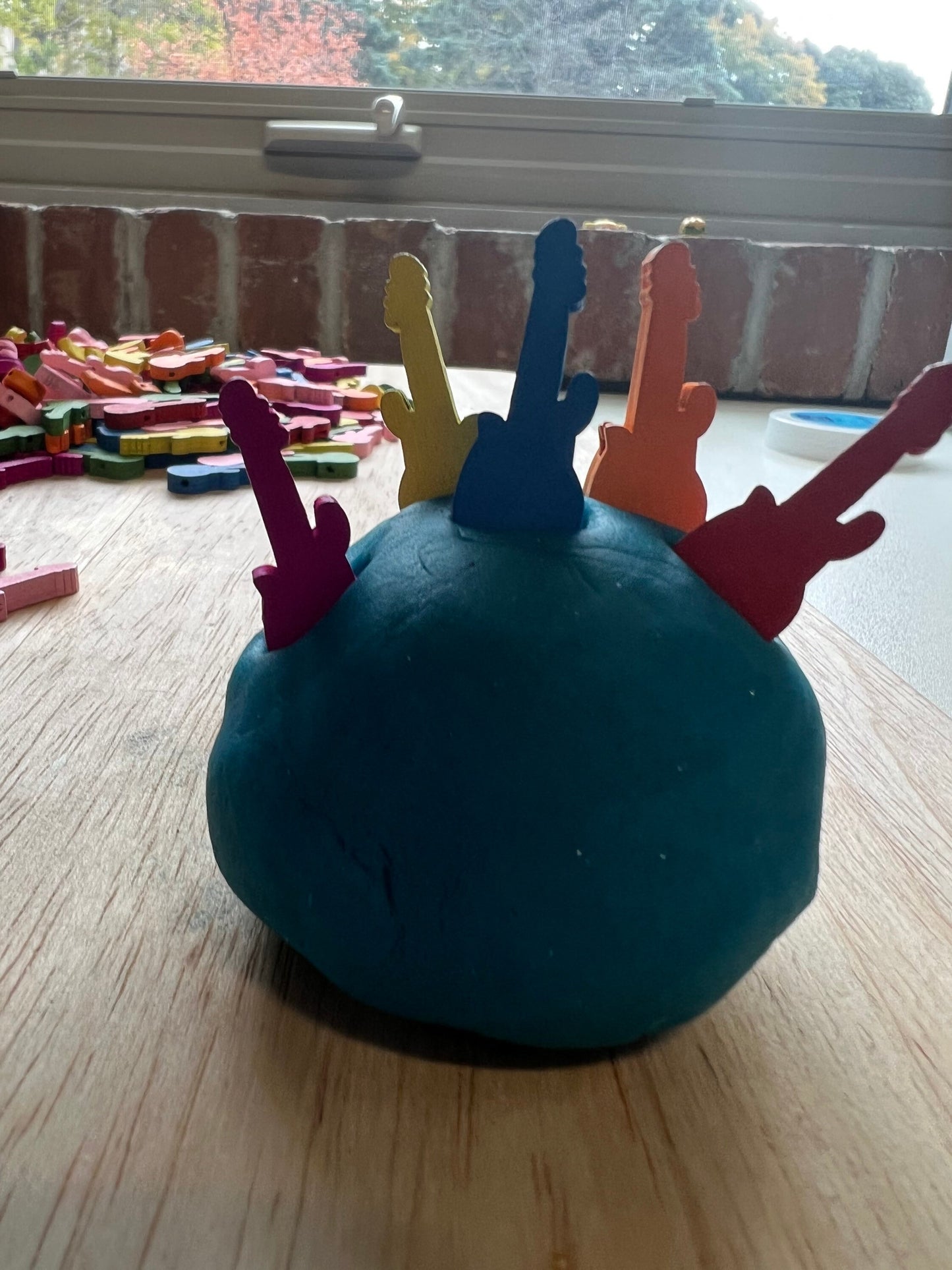 Mini objeto de GUITARRA-Terapia del habla Mini objetos-Baratijas del habla-Objetos temáticos de MÚSICA-Cuentas de guitarra de madera-Minis para terapia del habla