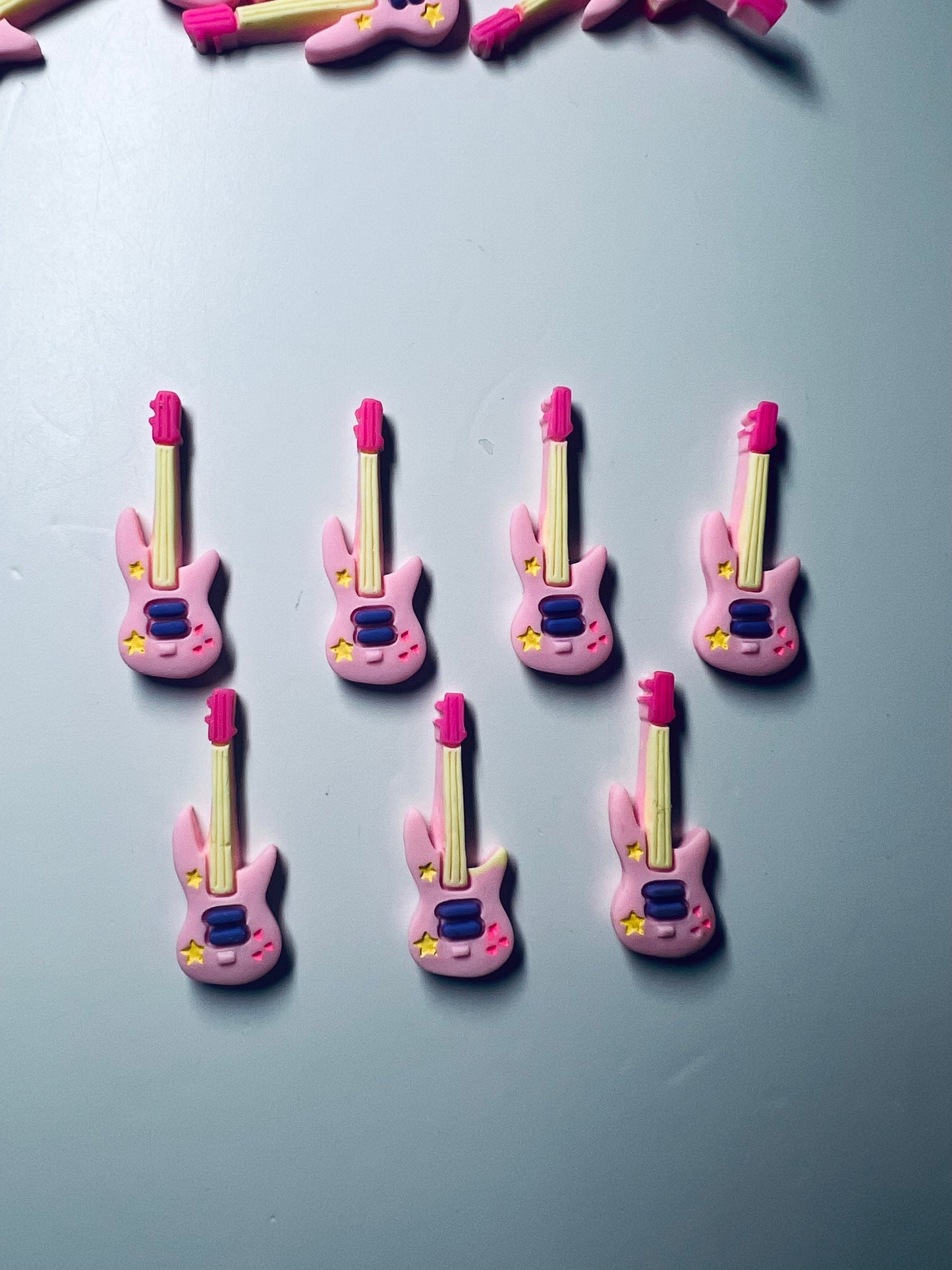 Mini baratija de guitarra con tema musical, miniobjetos para terapia del habla, adornos, baratijas, cabujón de guitarra electrónica de resina