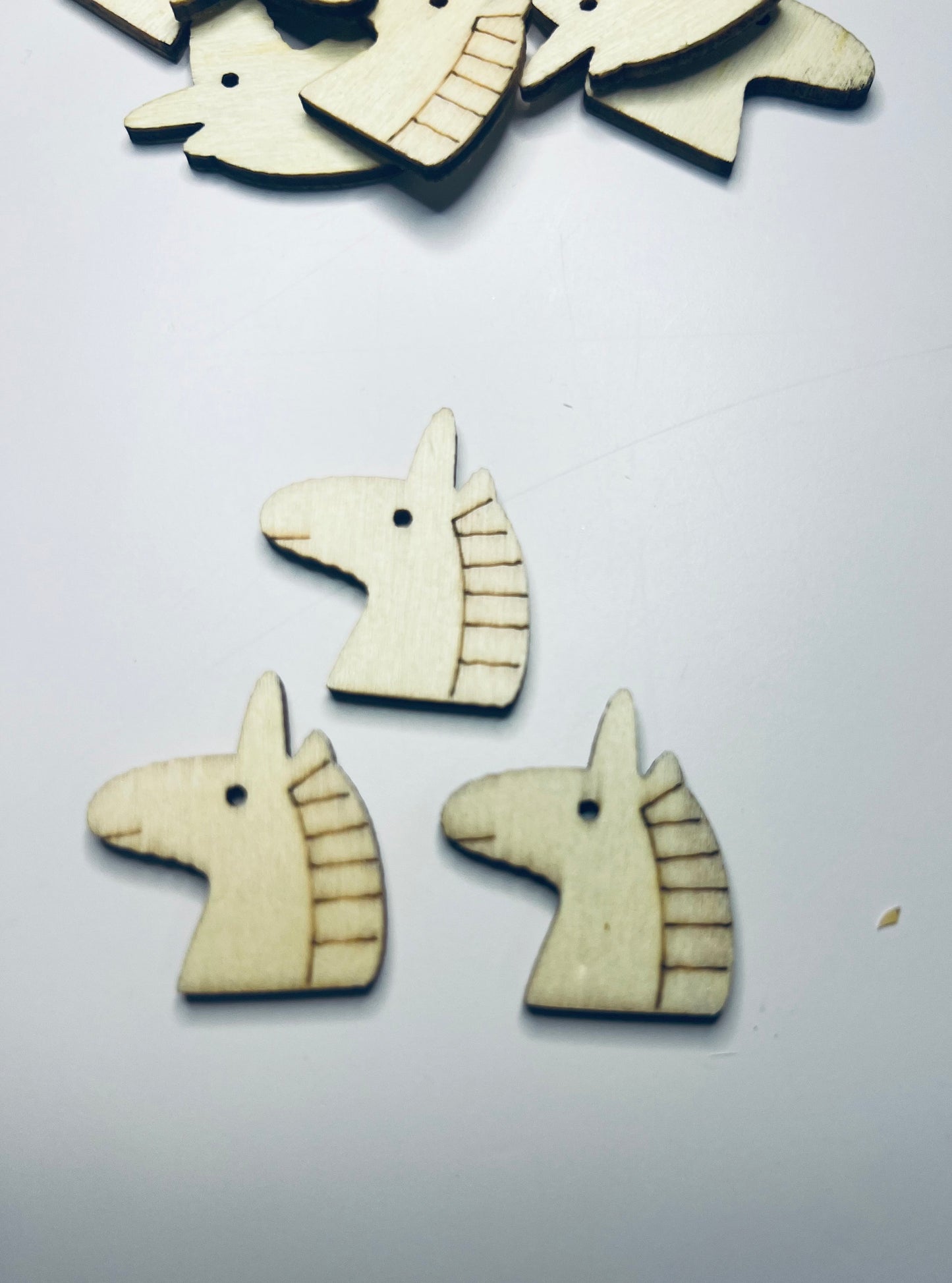 Mini cabeza de unicornio - Unicornio cortado en madera - Objetos en miniatura - Baratijas - Doodads - Objetos de lenguaje Montessori - Minis para logopedia