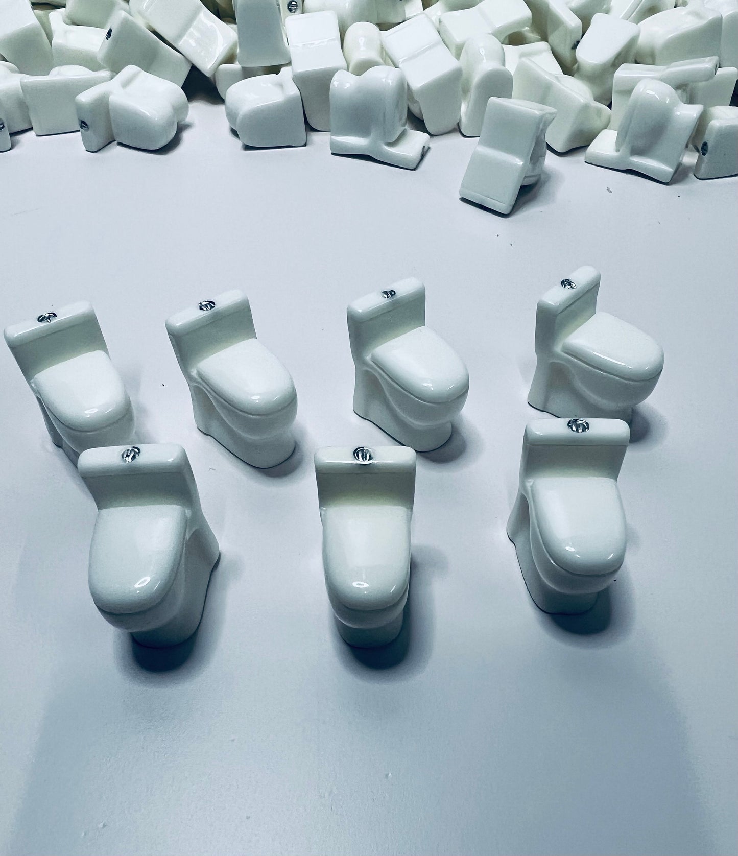 Baratija de inodoro en miniatura - Objetos de lenguaje - Baratijas temáticas de la casa - Mini inodoro - Mini objetos para logopedia - Baratijas - Montessori