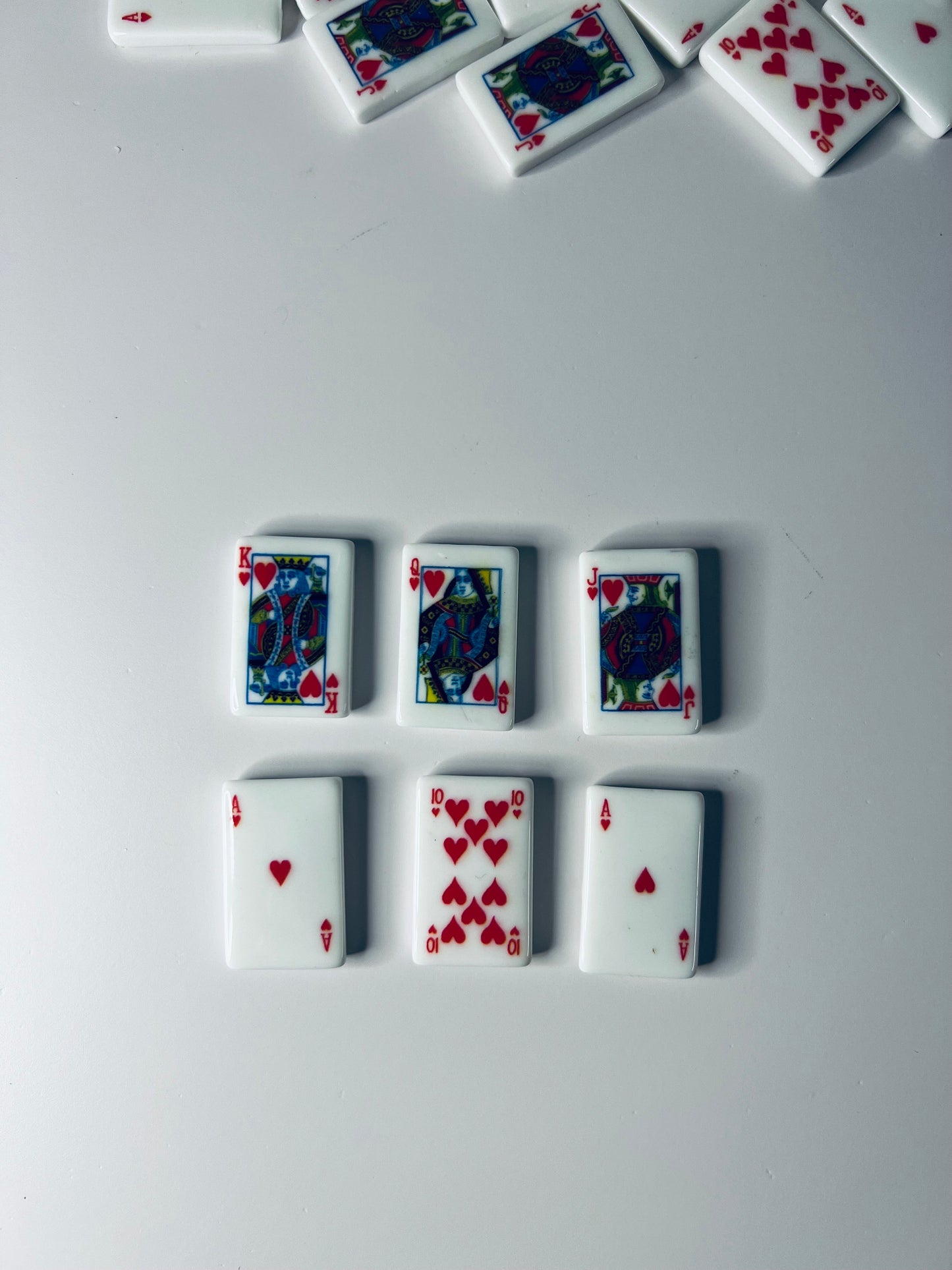 Objeto de TARJETA DE JUEGO en miniatura - Baratijas de baraja de cartas - Cartas de rey Joker Ace Hearts en miniatura - Baratijas de naipes - Carta de juego de resina