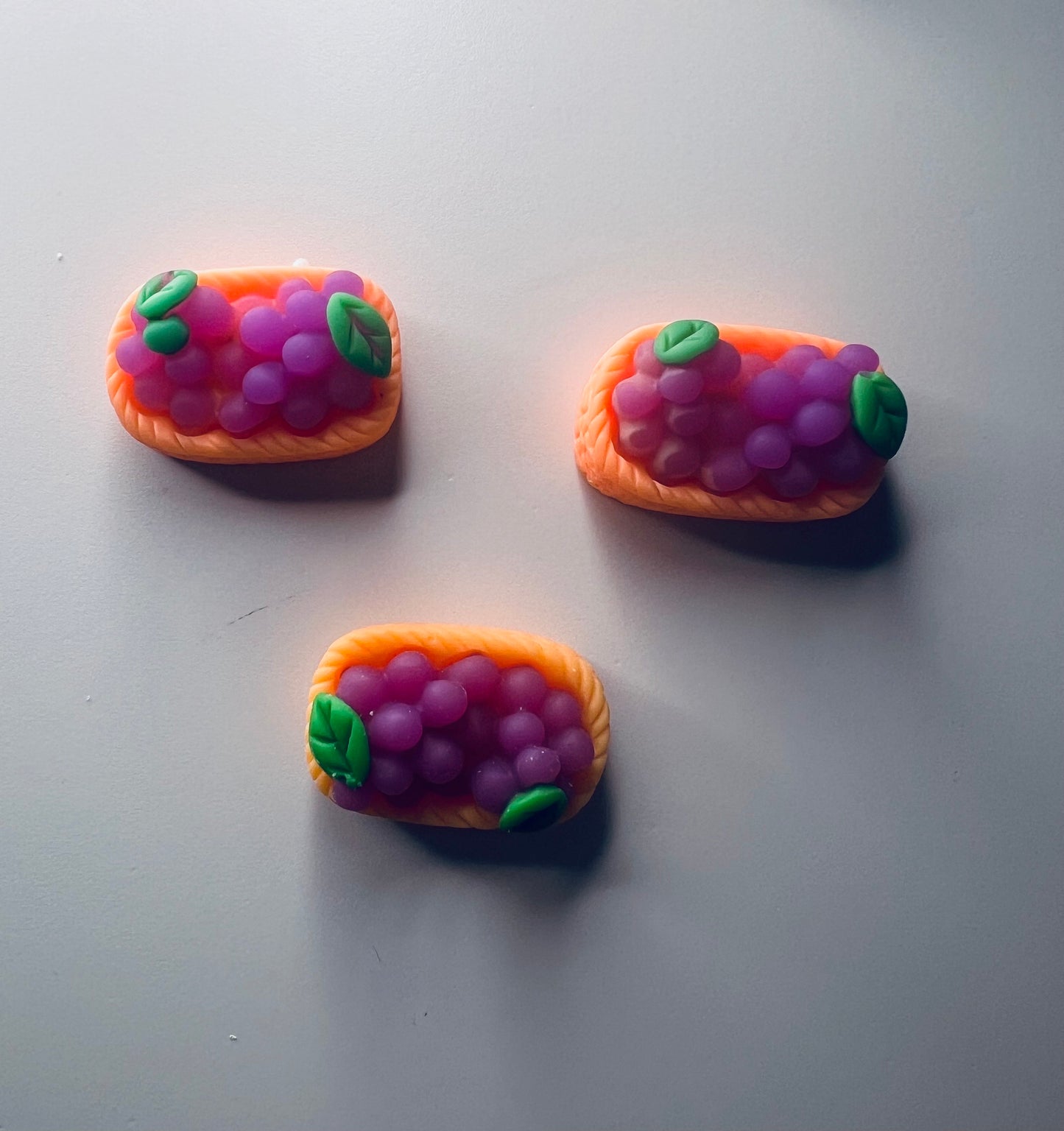 Cesta de frutas de uvas en miniatura - baratijas de frutas - mini objetos de uvas discurso Montessori - objetos en miniatura para baratijas de casa de muñecas