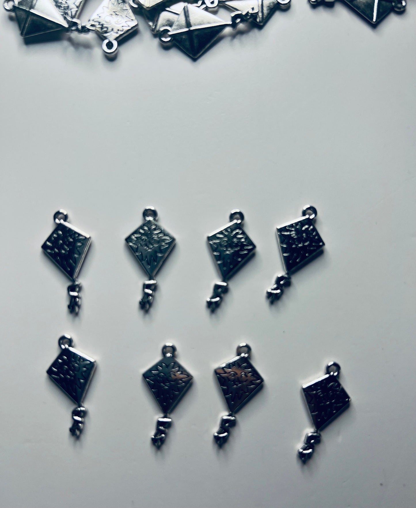 Encanto de COMETA en miniatura-Encanto de cometa de plata tibetana antigua-Mini baratijas de cometa-Casa de muñecas Objetos en miniatura -Doodads-Minis para el habla