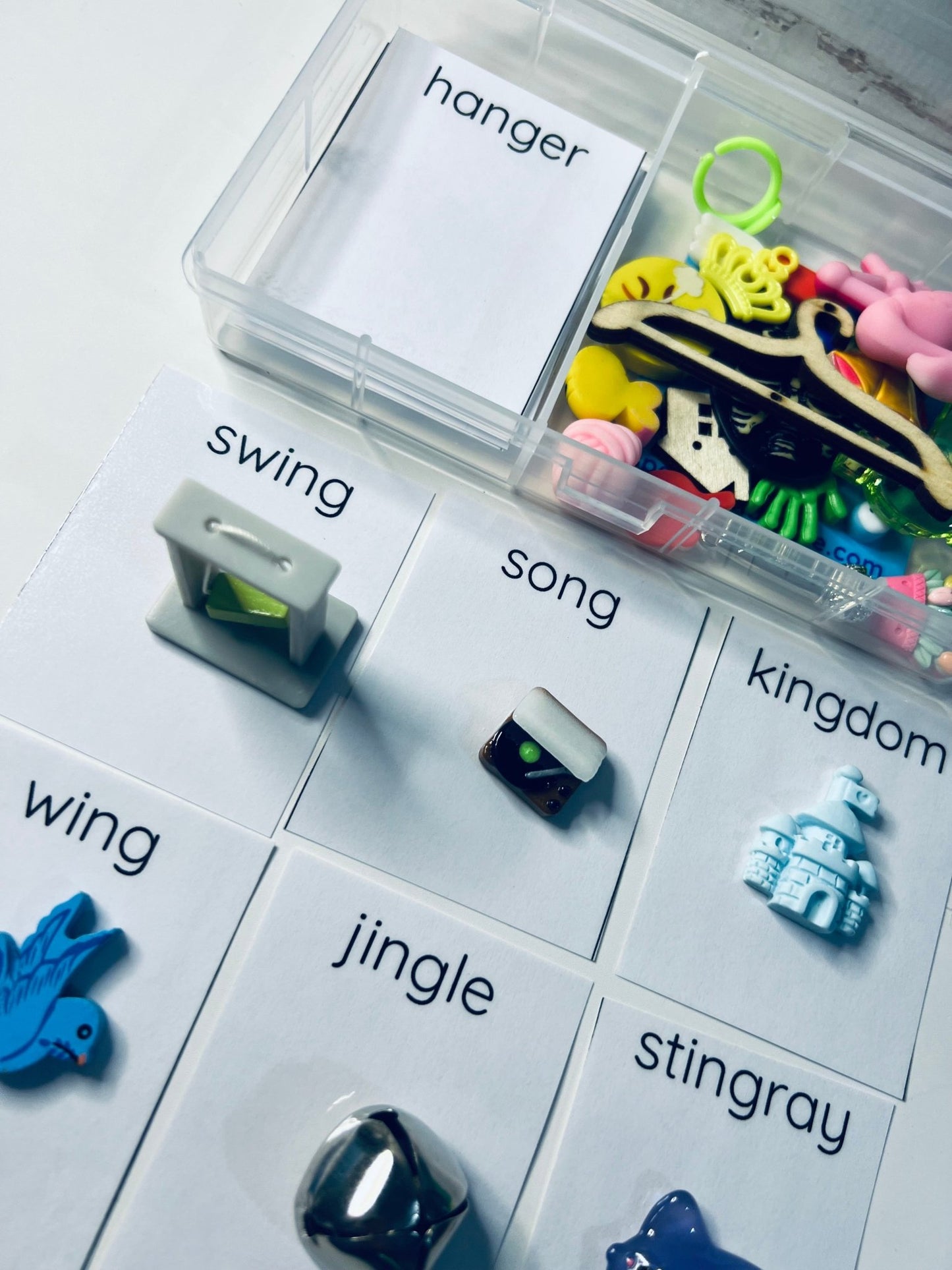 /ng/ Sound Mini Objects Kit Speech Therapy Trinkets for ng sound - Say and Play Speech Therapy Kit - Speech and Smile