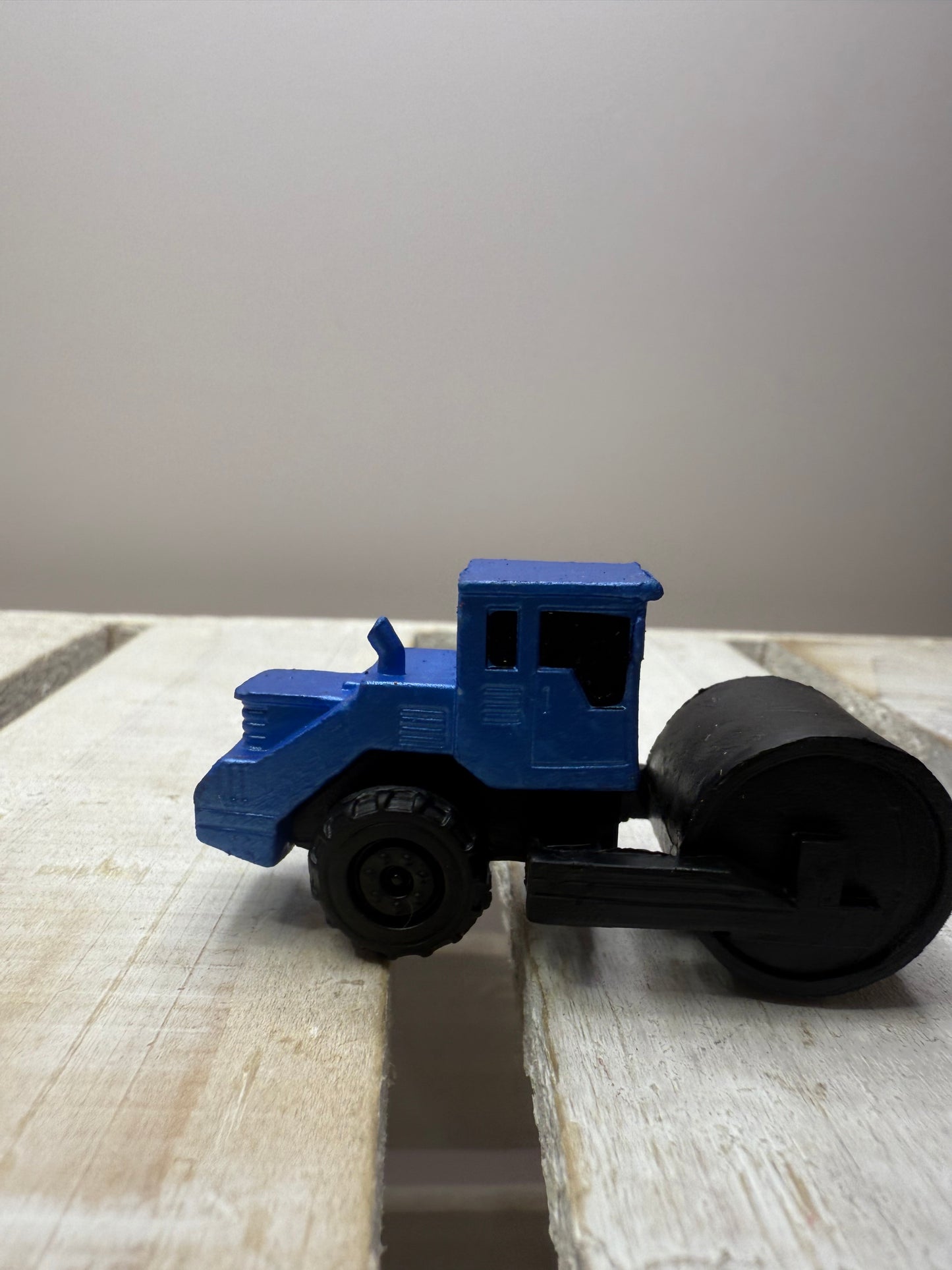 Mini Roller Truck Figurine – 2 Inch Realistic Construction Toy for Kids, Speech Therapy, Sensory Bins, Montessori Play Objects