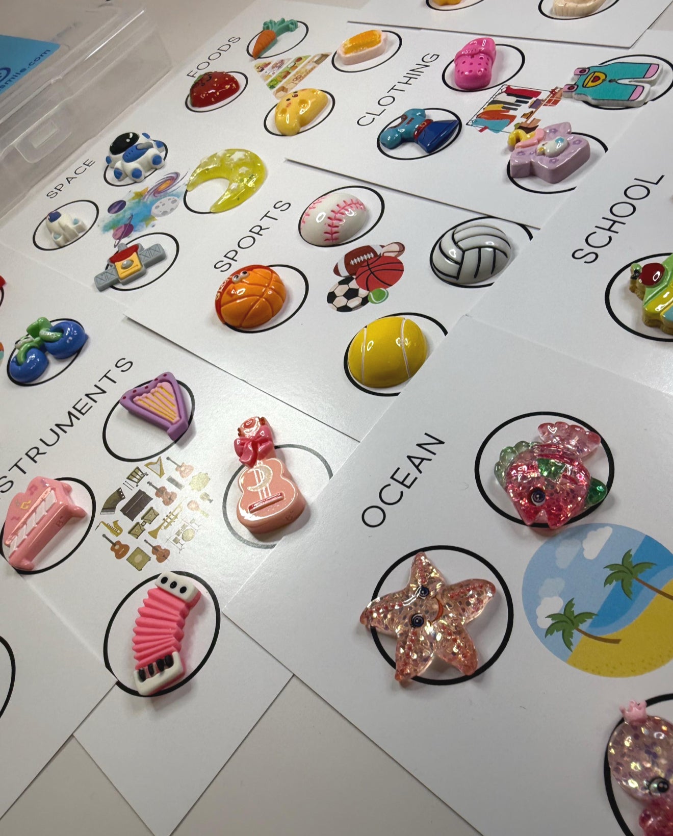 Caja de tareas de clasificación con miniobjetos Caja de actividades de logopedia Caja de conceptos del lenguaje Miniobjetos de logopedia