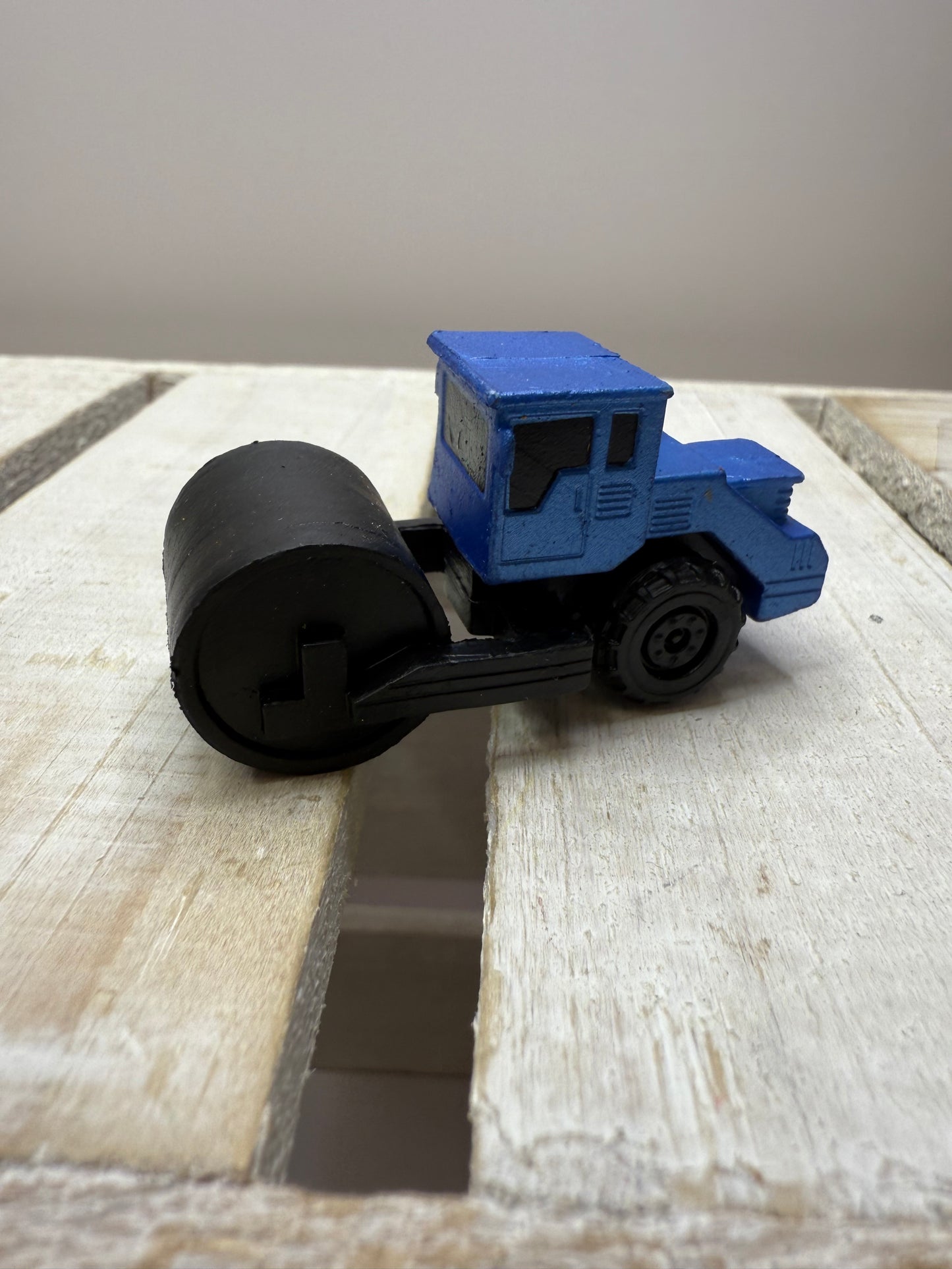 Mini Roller Truck Figurine – 2 Inch Realistic Construction Toy for Kids, Speech Therapy, Sensory Bins, Montessori Play Objects