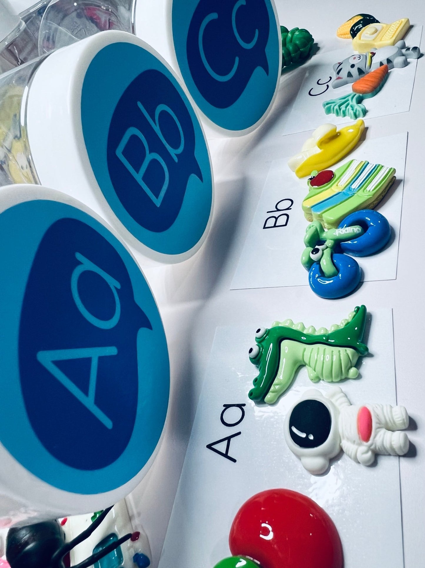 Alphabet Mini Objects Set in Jars – 7 Per Letter | Beginning Sounds Set | Montessori Sound Tubs | Speech Therapy Tools | Classroom Alphabet - Speech and Smile