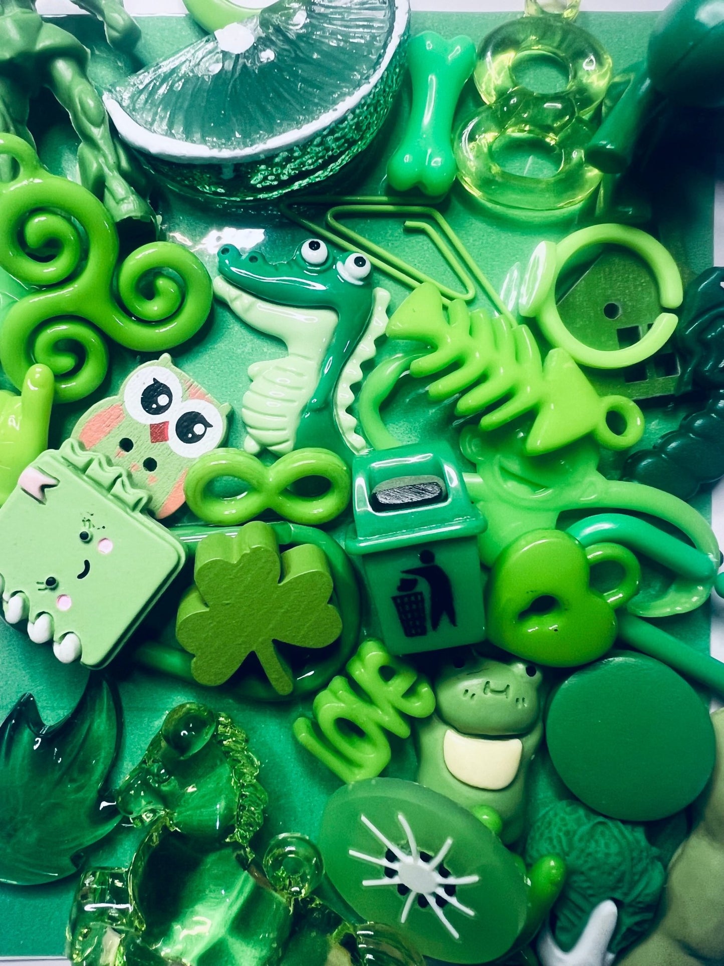 GREEN Color Sort Trinkets By Color with Card Sorting Mini Objects Lear ...