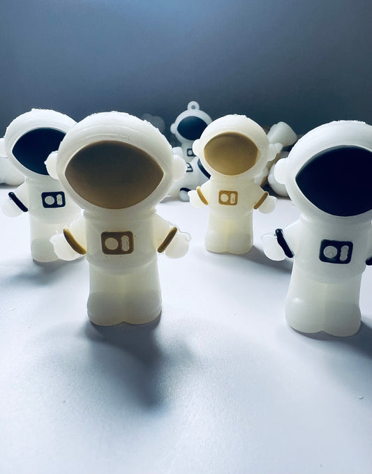 Figura de astronauta en miniatura Objeto 3 D- Mini objetos espaciales - Baratijas espaciales - Minis para logopedia - Objetos de lenguaje Montessori - Espacio