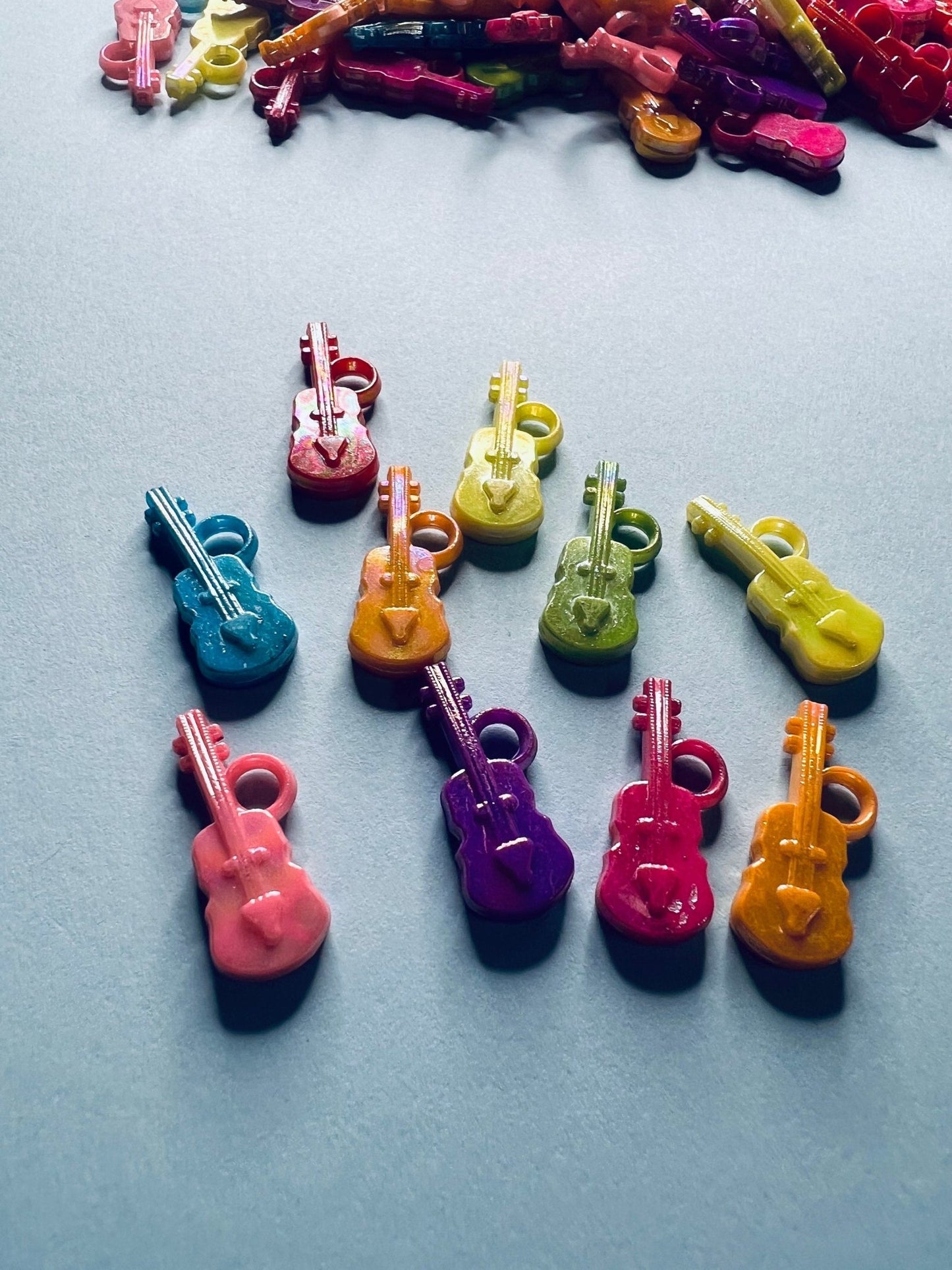 MICRO Miniature Violins - Mini Viola Object - Bag of 5/10 Mini Violins - I Spy Objects - Mini Objects Speech Therapy - Violin Trinkets - Speech and Smile