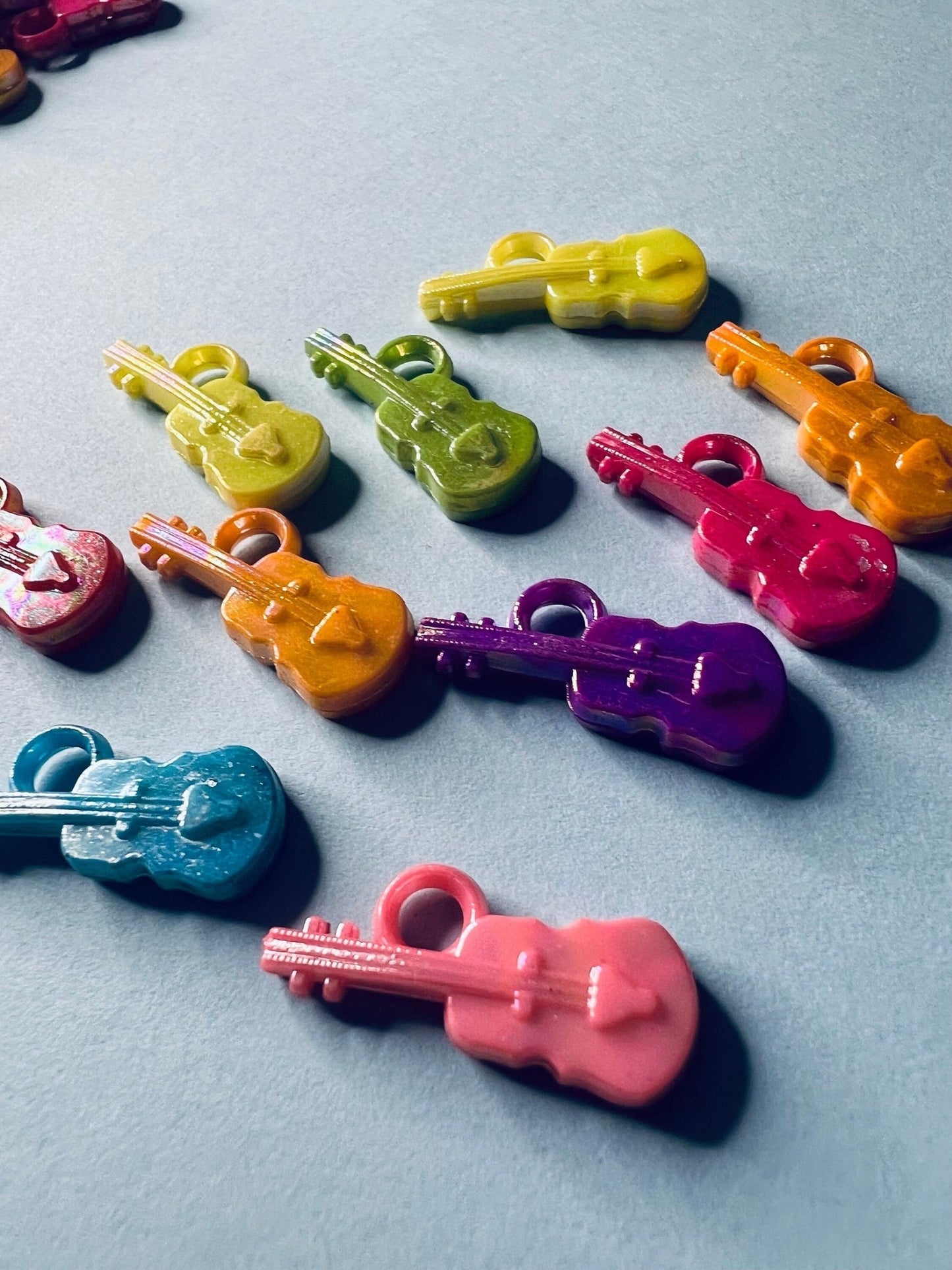 MICRO Miniature Violins - Mini Viola Object - Bag of 5/10 Mini Violins - I Spy Objects - Mini Objects Speech Therapy - Violin Trinkets - Speech and Smile