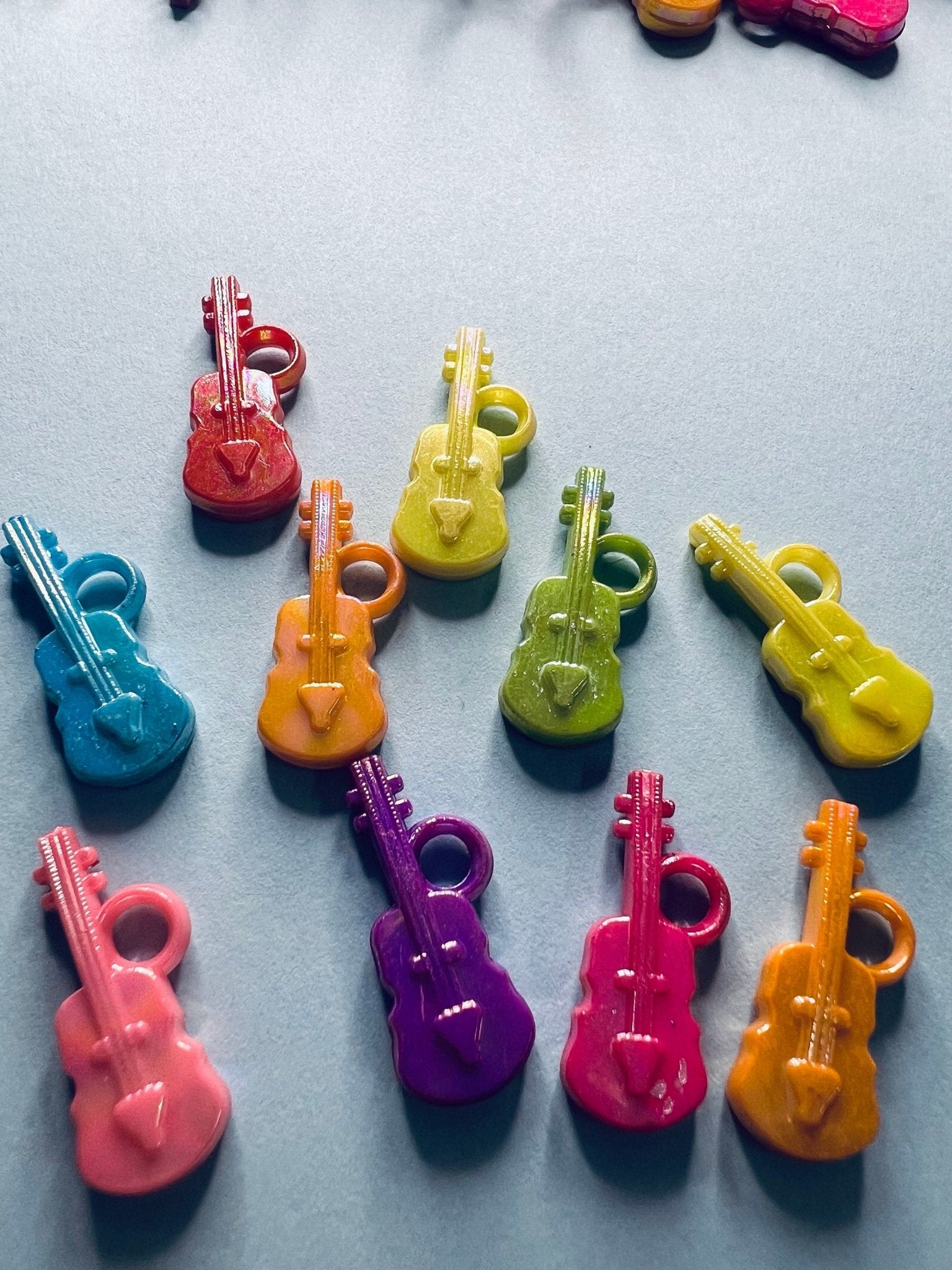 MICRO Miniature Violins - Mini Viola Object - Bag of 5/10 Mini Violins - I Spy Objects - Mini Objects Speech Therapy - Violin Trinkets - Speech and Smile