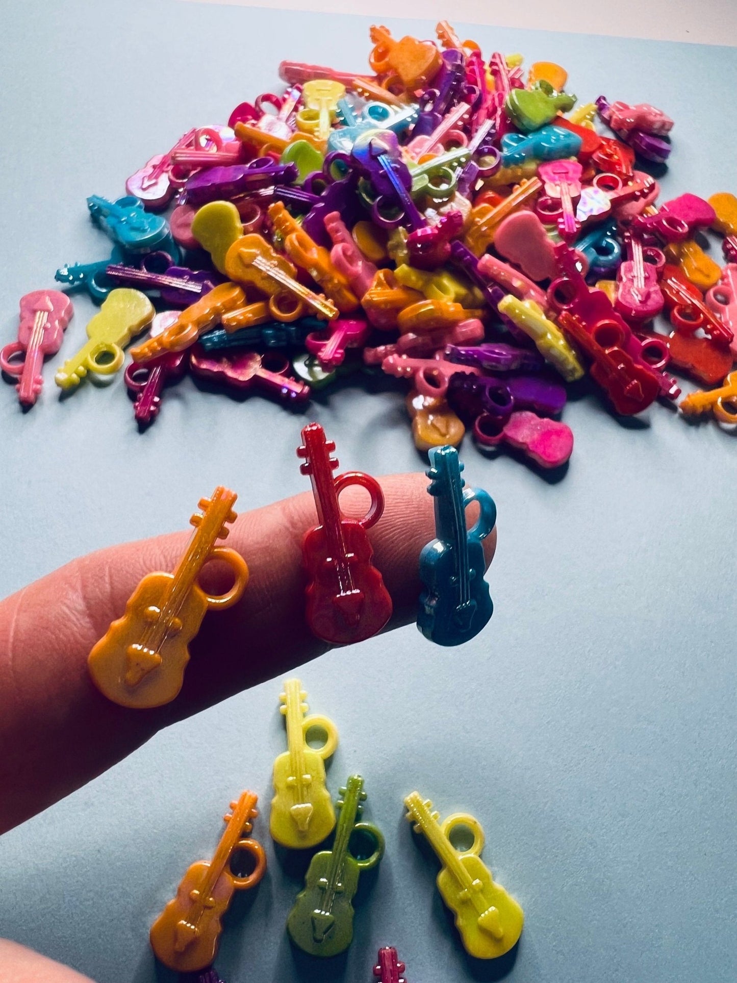 MICRO Miniature Violins - Mini Viola Object - Bag of 5/10 Mini Violins - I Spy Objects - Mini Objects Speech Therapy - Violin Trinkets - Speech and Smile