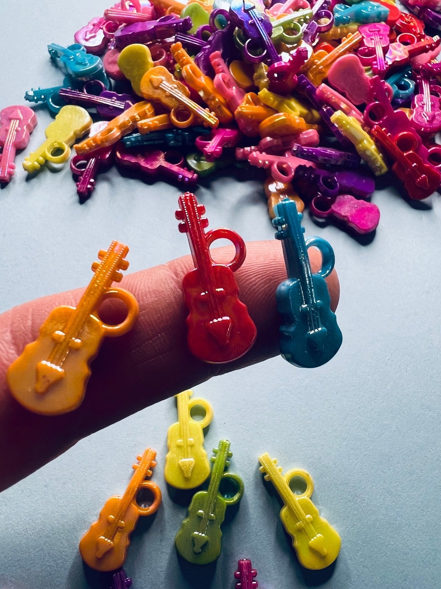 MICRO Miniature Violins - Mini Viola Object - Bag of 5/10 Mini Violins - I Spy Objects - Mini Objects Speech Therapy - Violin Trinkets - Speech and Smile