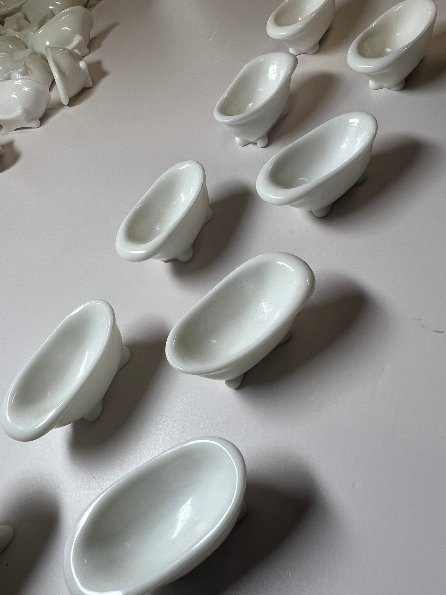 Mini Bathtub Trinket - Language Objects - House Theme Trinkets - Mini Resin Bathtub - Speech Therapy Mini Objects - Speech and Smile