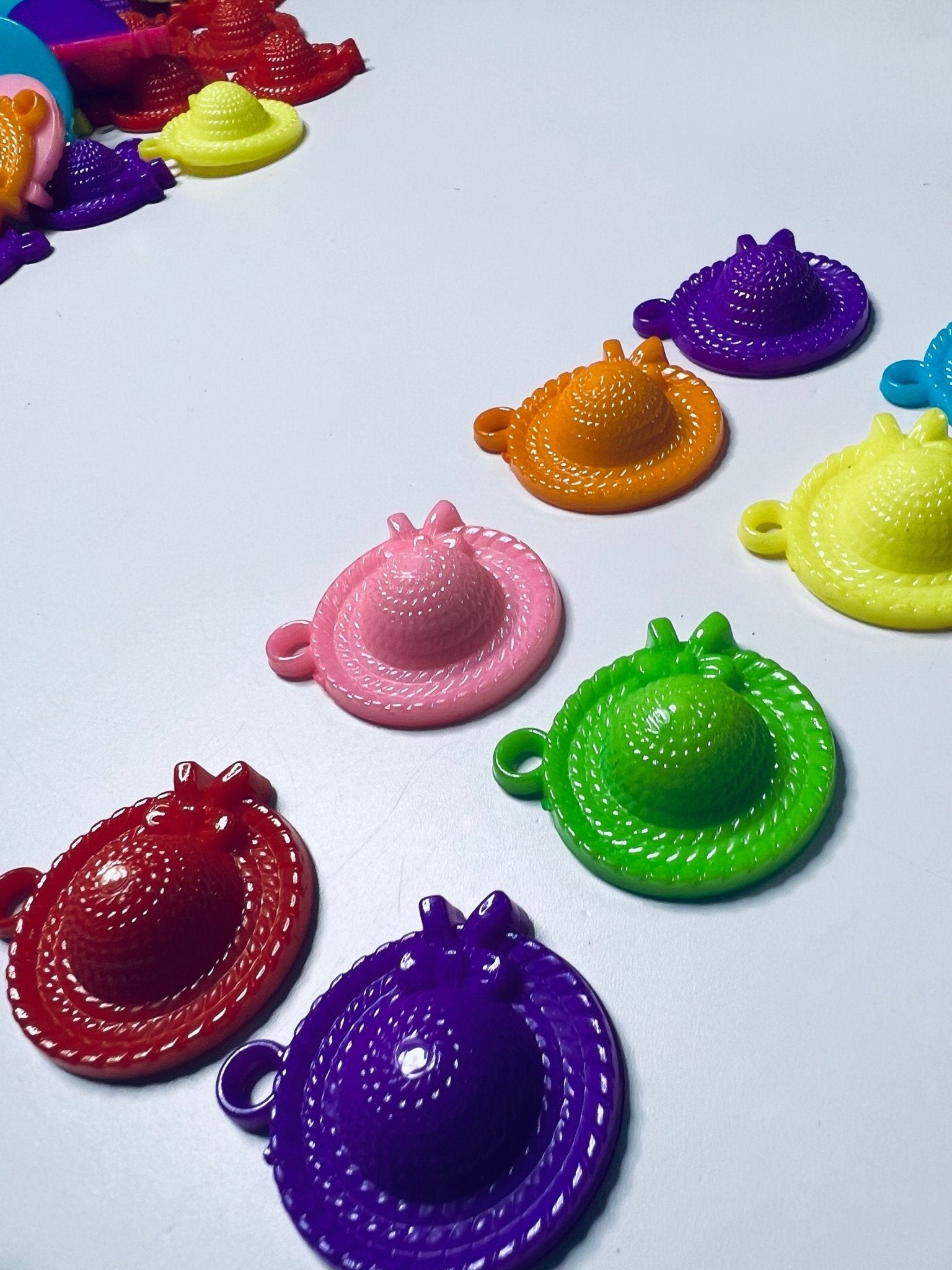 Mini Hat Trinkets - Miniature Sun Hats - Mini Objects fur CVC Words - Speech Therapy Mini Objects - Acrylic Hat Charms - Speech and Smile
