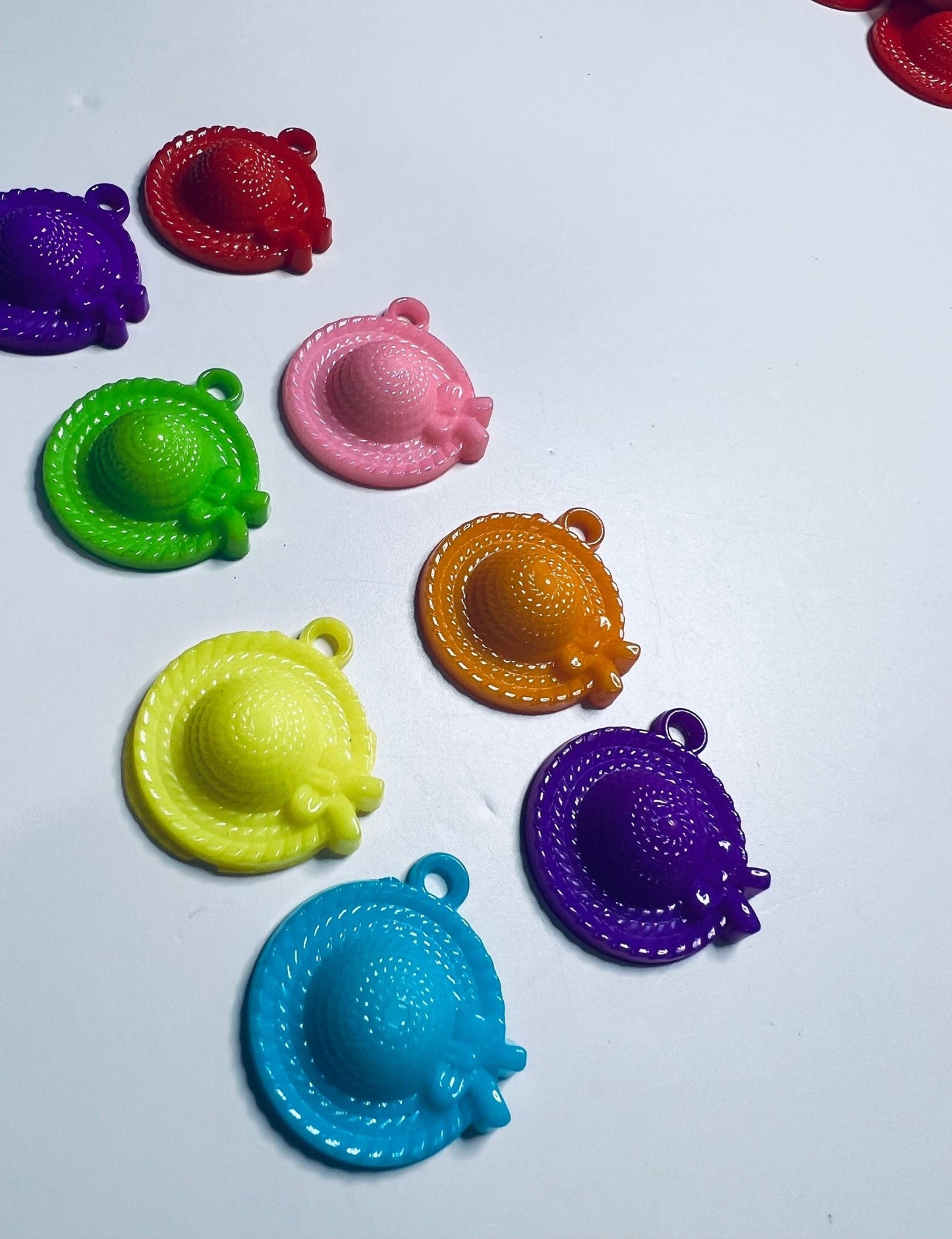Mini Hat Trinkets - Miniature Sun Hats - Mini Objects fur CVC Words - Speech Therapy Mini Objects - Acrylic Hat Charms - Speech and Smile