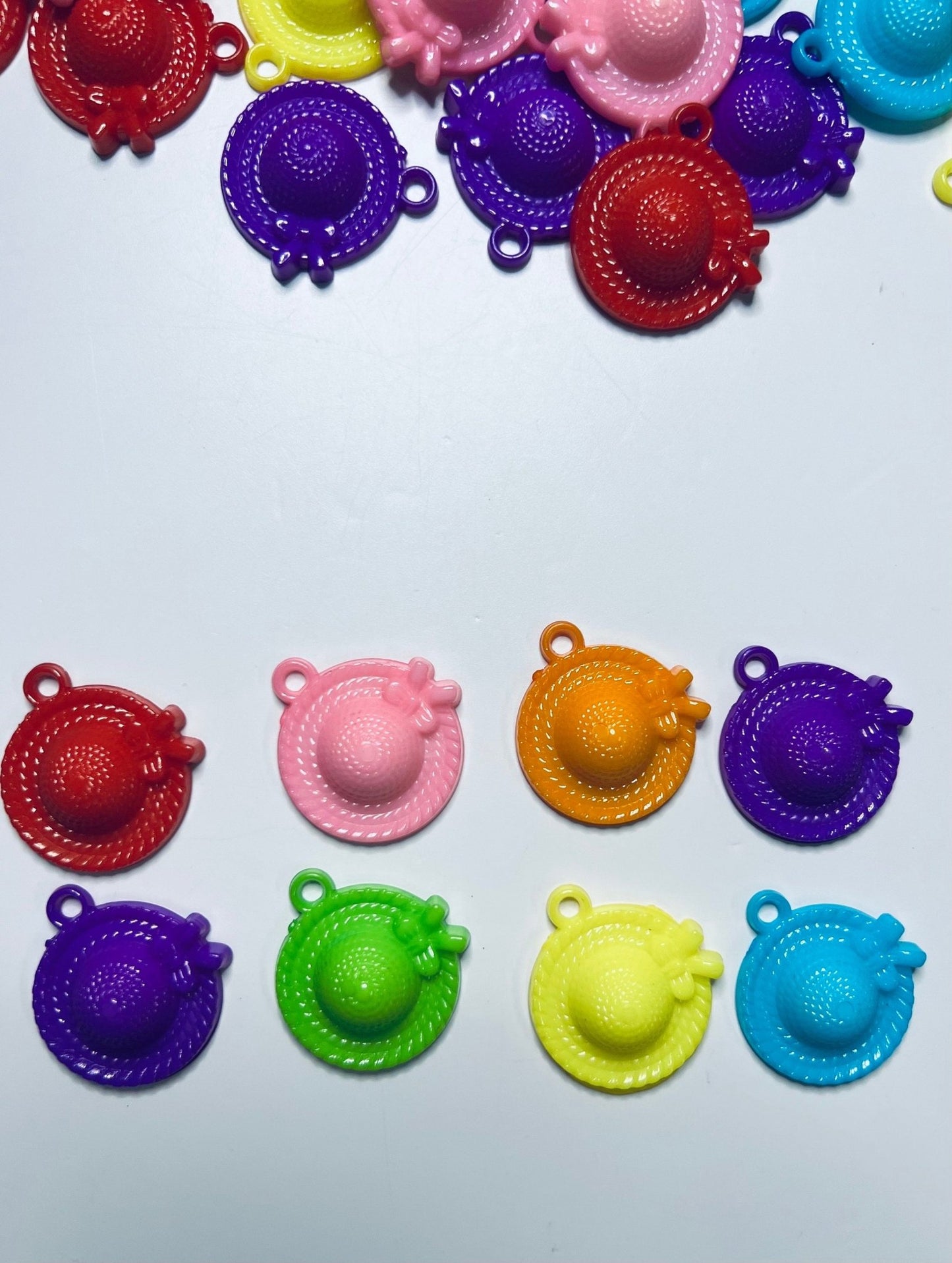 Mini Hat Trinkets - Miniature Sun Hats - Mini Objects fur CVC Words - Speech Therapy Mini Objects - Acrylic Hat Charms - Speech and Smile