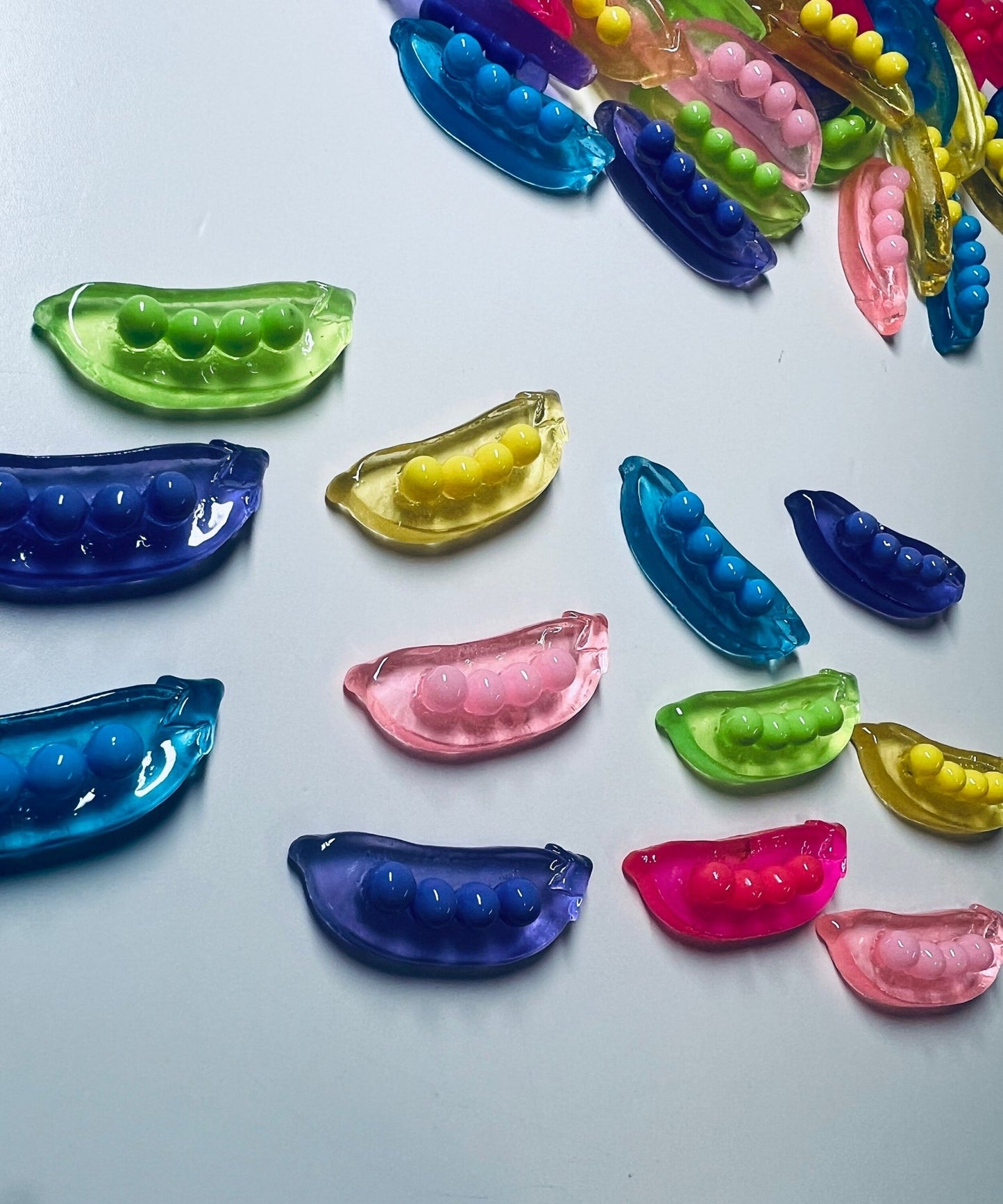 Mini PEA POD Trinkets - Mini Food Objects - Doodads - Resin Bean Trinkets - Speech and Smile