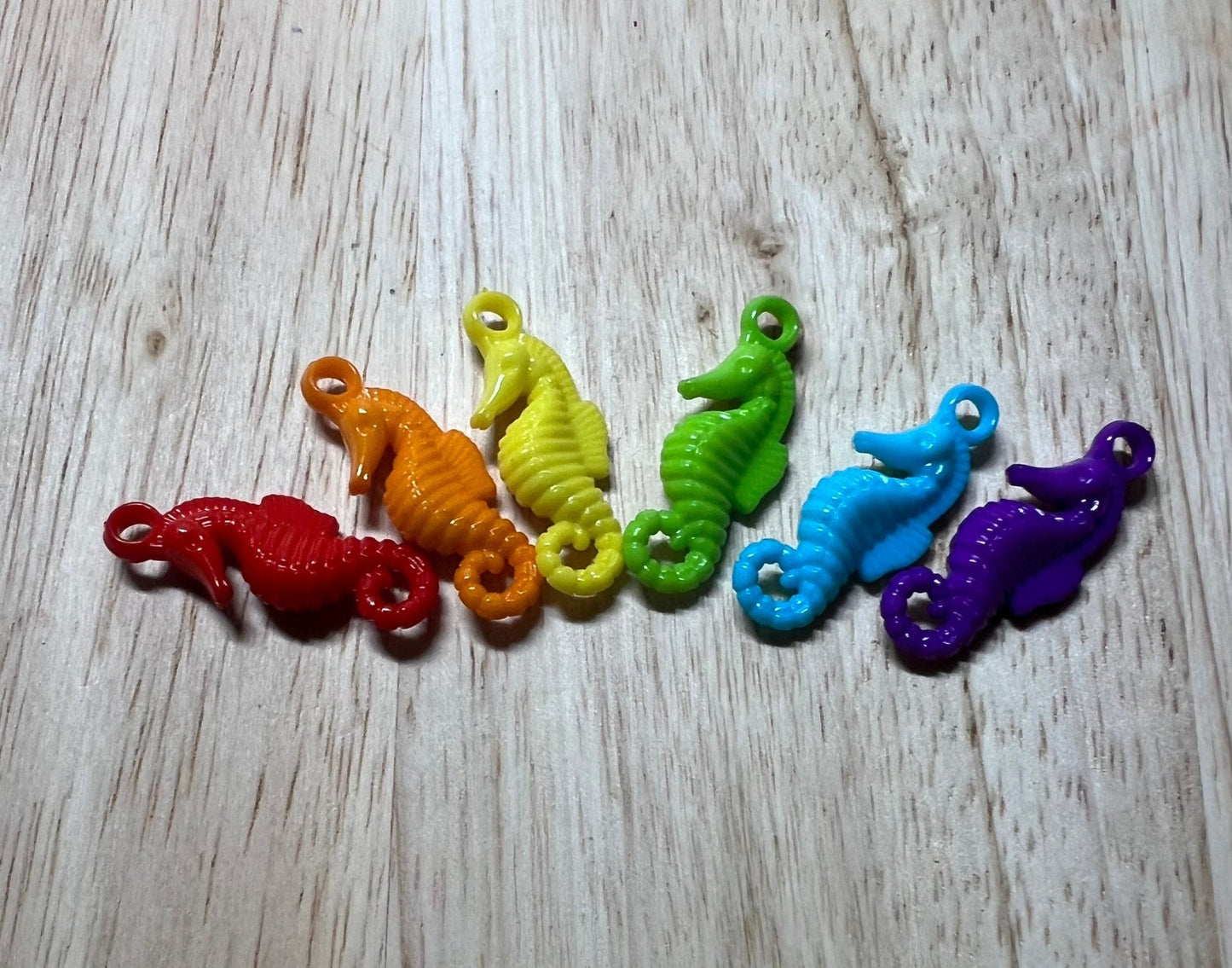 Mini SEAHORSE - I Spy Trinkets - Ocean Theme Objects - Mini Acrylic Seahorse - Seahorse Charms - Minis for Speech Therapy - Sound Objects Montessori - Speech and Smile