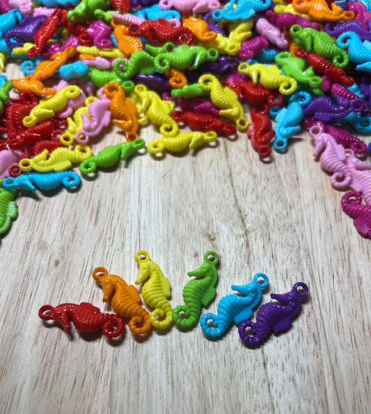 Mini SEAHORSE - I Spy Trinkets - Ocean Theme Objects - Mini Acrylic Seahorse - Seahorse Charms - Minis for Speech Therapy - Sound Objects Montessori - Speech and Smile