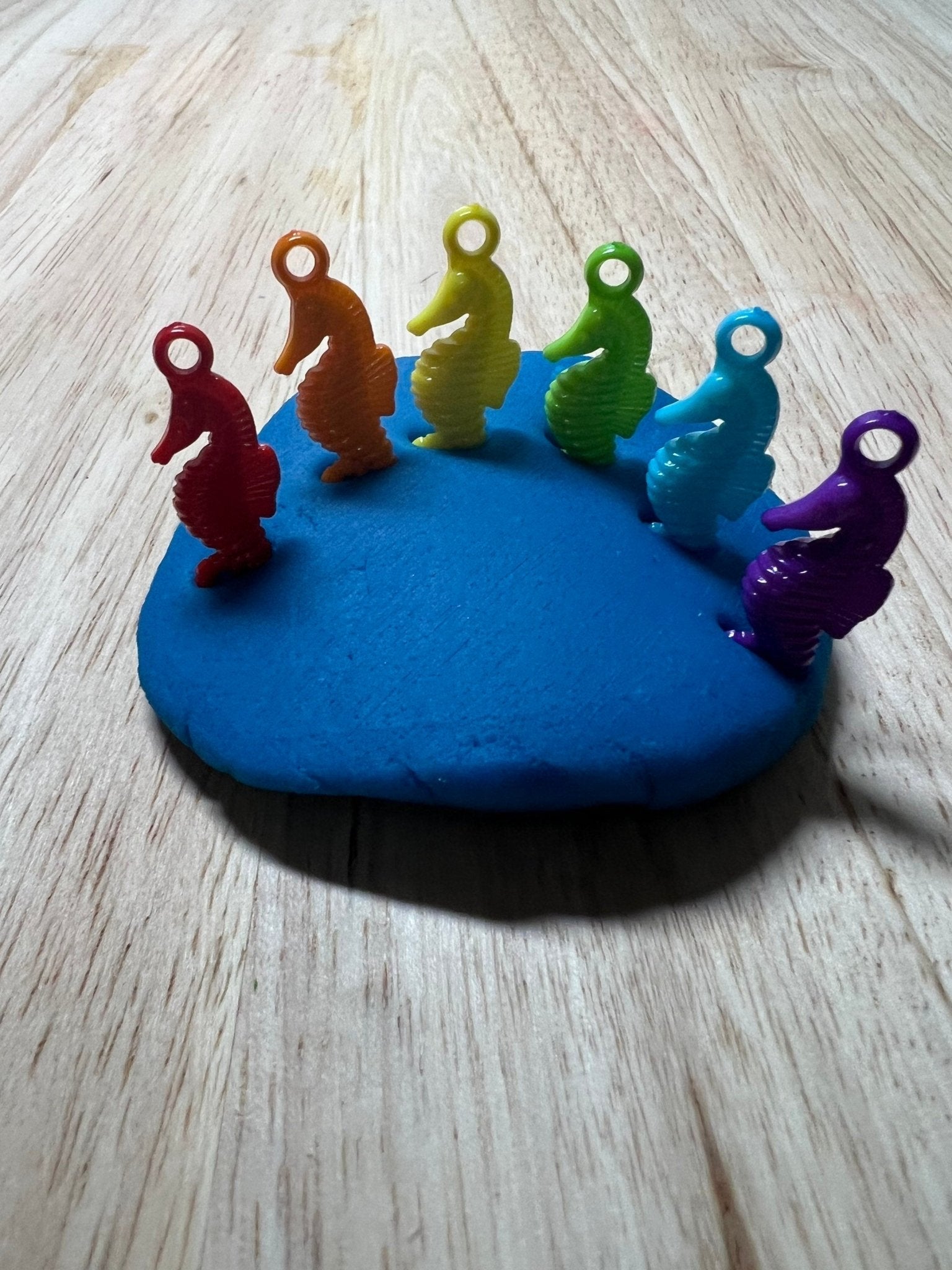 Mini SEAHORSE - I Spy Trinkets - Ocean Theme Objects - Mini Acrylic Seahorse - Seahorse Charms - Minis for Speech Therapy - Sound Objects Montessori - Speech and Smile