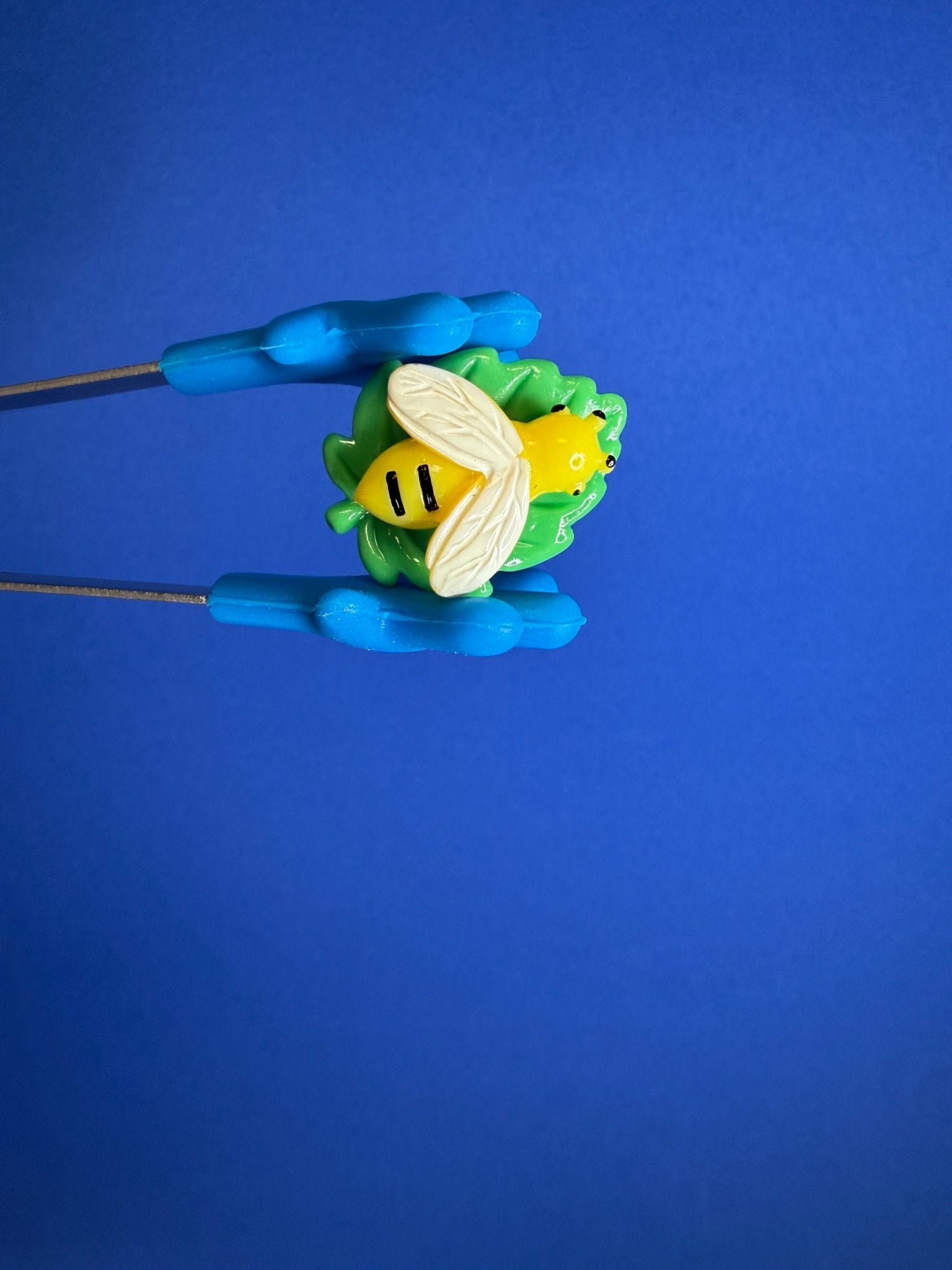 Miniature Bee on a Leaf - Bug Theme Minis Speech Therapy - Speech and Smile