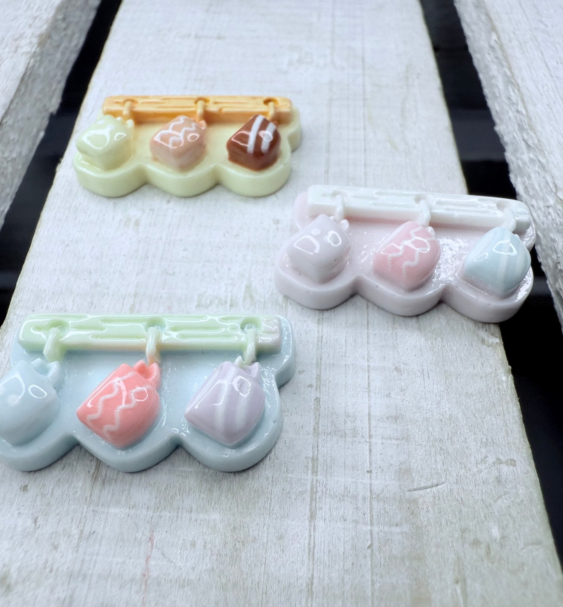 Miniature Mug Holder with Mini Mugs – Kitchen Theme Mini Objects – Speech Therapy Trinkets – Doodads – Miniatures for Play & Learning - Speech and Smile