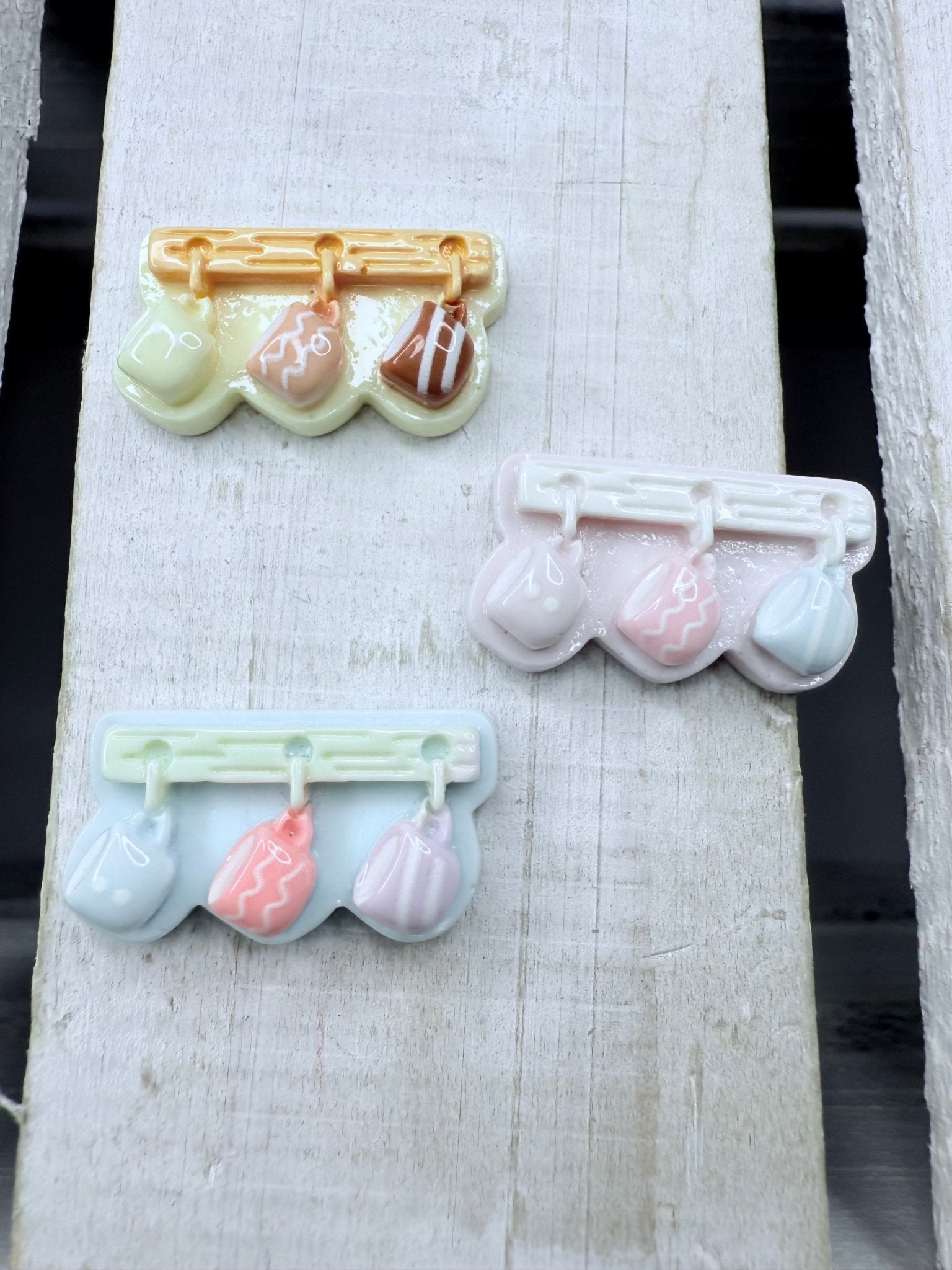 Miniature Mug Holder with Mini Mugs – Kitchen Theme Mini Objects – Speech Therapy Trinkets – Doodads – Miniatures for Play & Learning - Speech and Smile