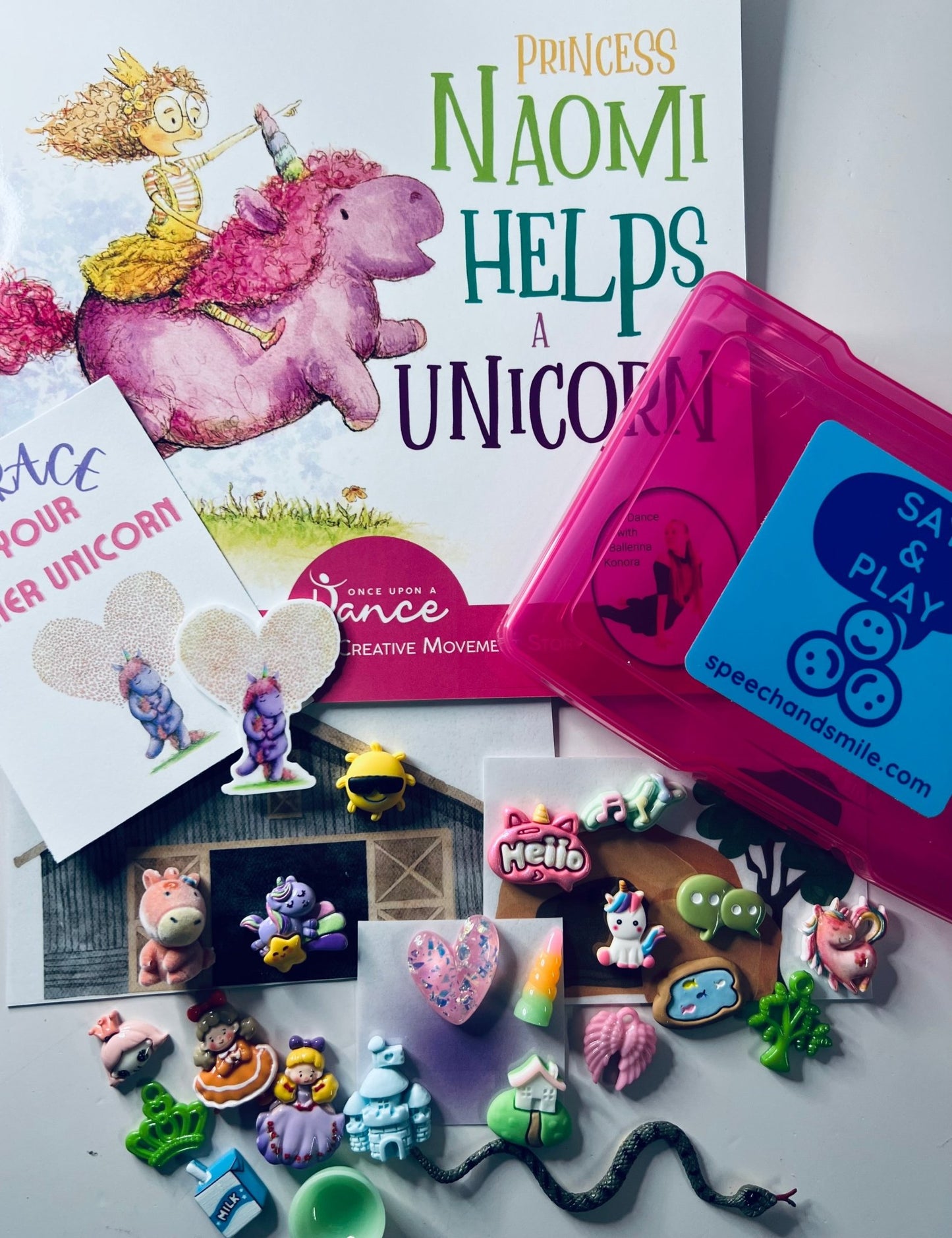 Naomi Helps a Unicorn | Unicorn Book & Mini Objects Kit - Speech and Smile