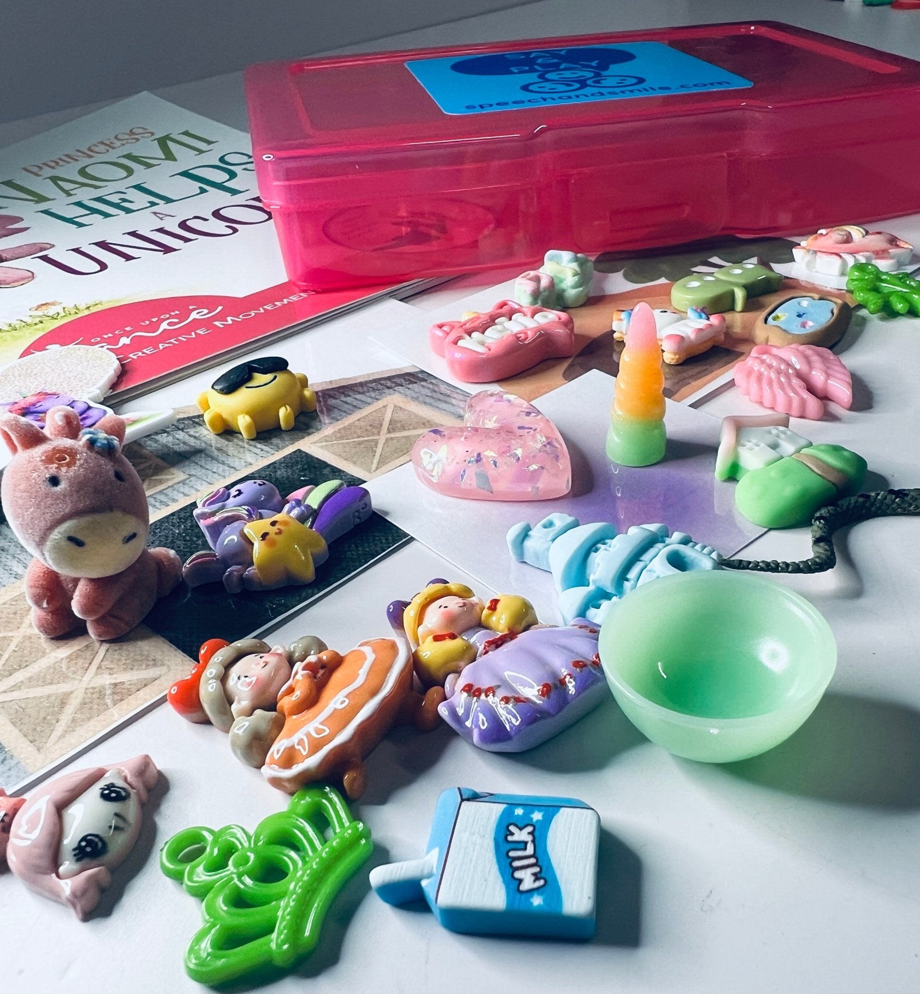Naomi Helps a Unicorn | Unicorn Book & Mini Objects Kit - Speech and Smile
