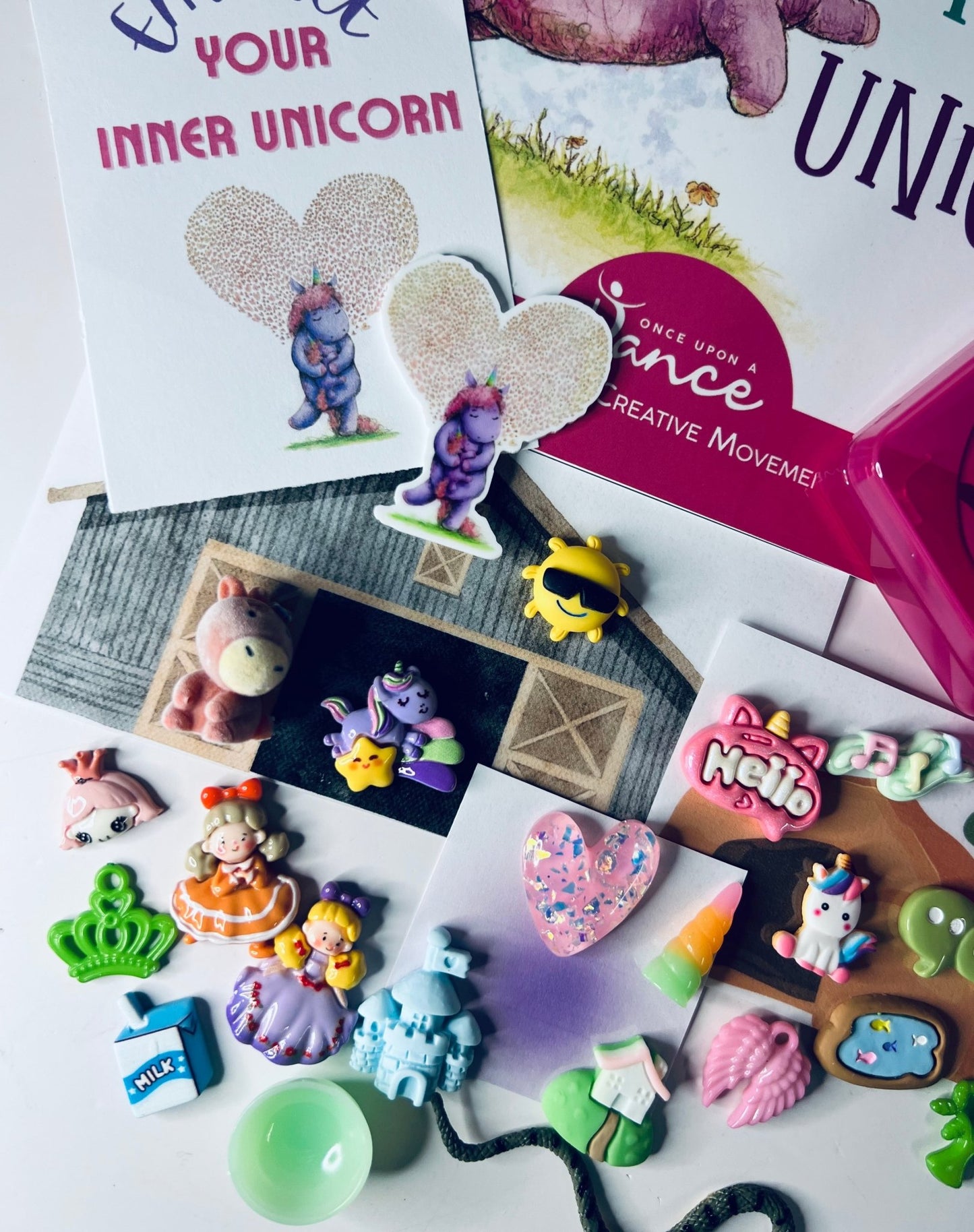 Naomi Helps a Unicorn | Unicorn Book & Mini Objects Kit - Speech and Smile