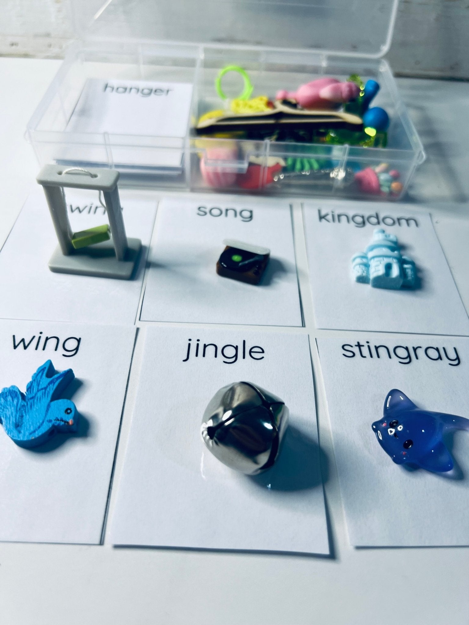 /ng/ Sound Mini Objects Kit Speech Therapy Trinkets for ng sound - Say and Play Speech Therapy Kit - Speech and Smile