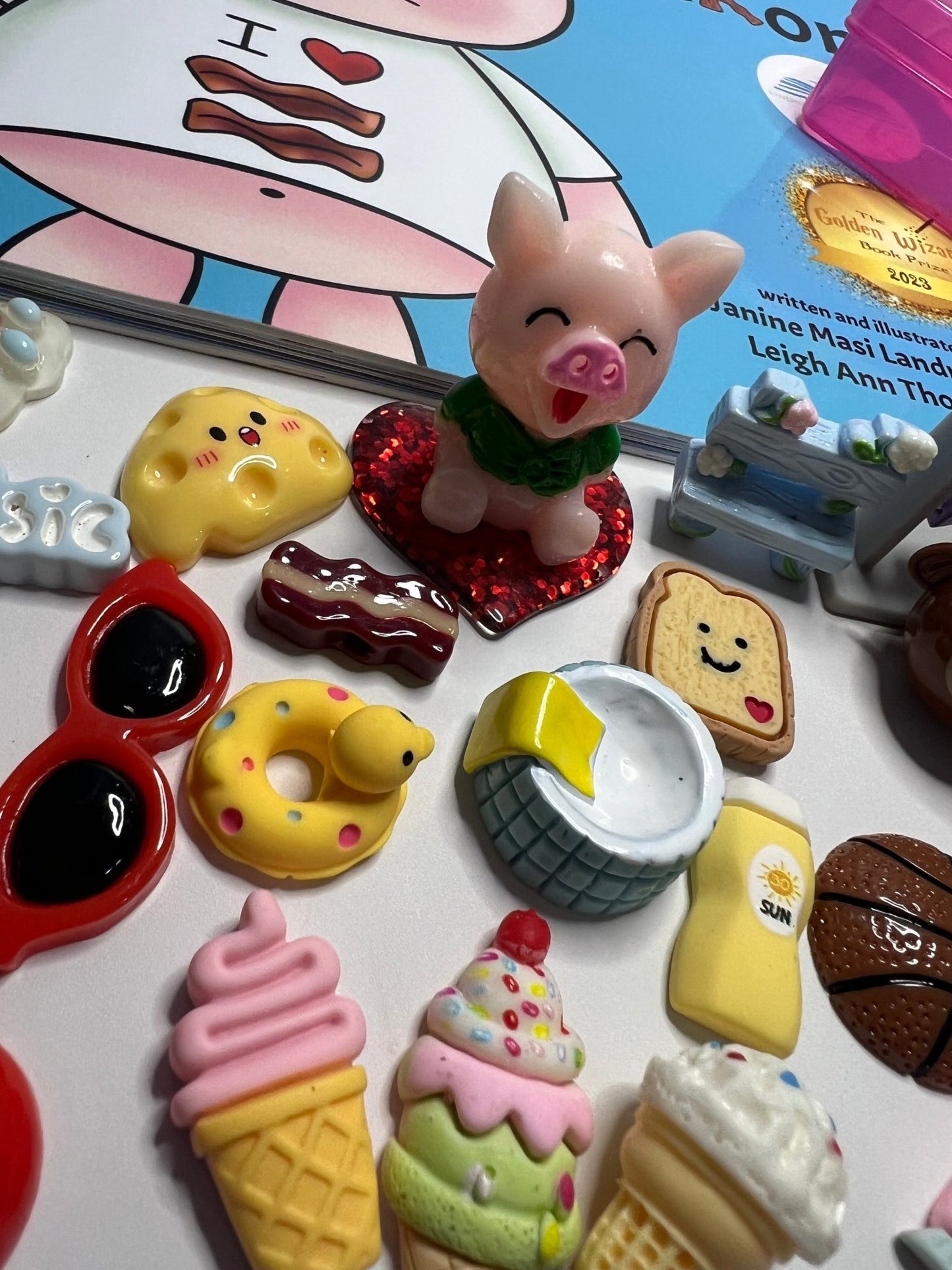 Say and Play Story Kit Book Everybody Loves Bakon Mini Objects Speech Therapy Trinkets Fun Book about kindness - Speech and Smile