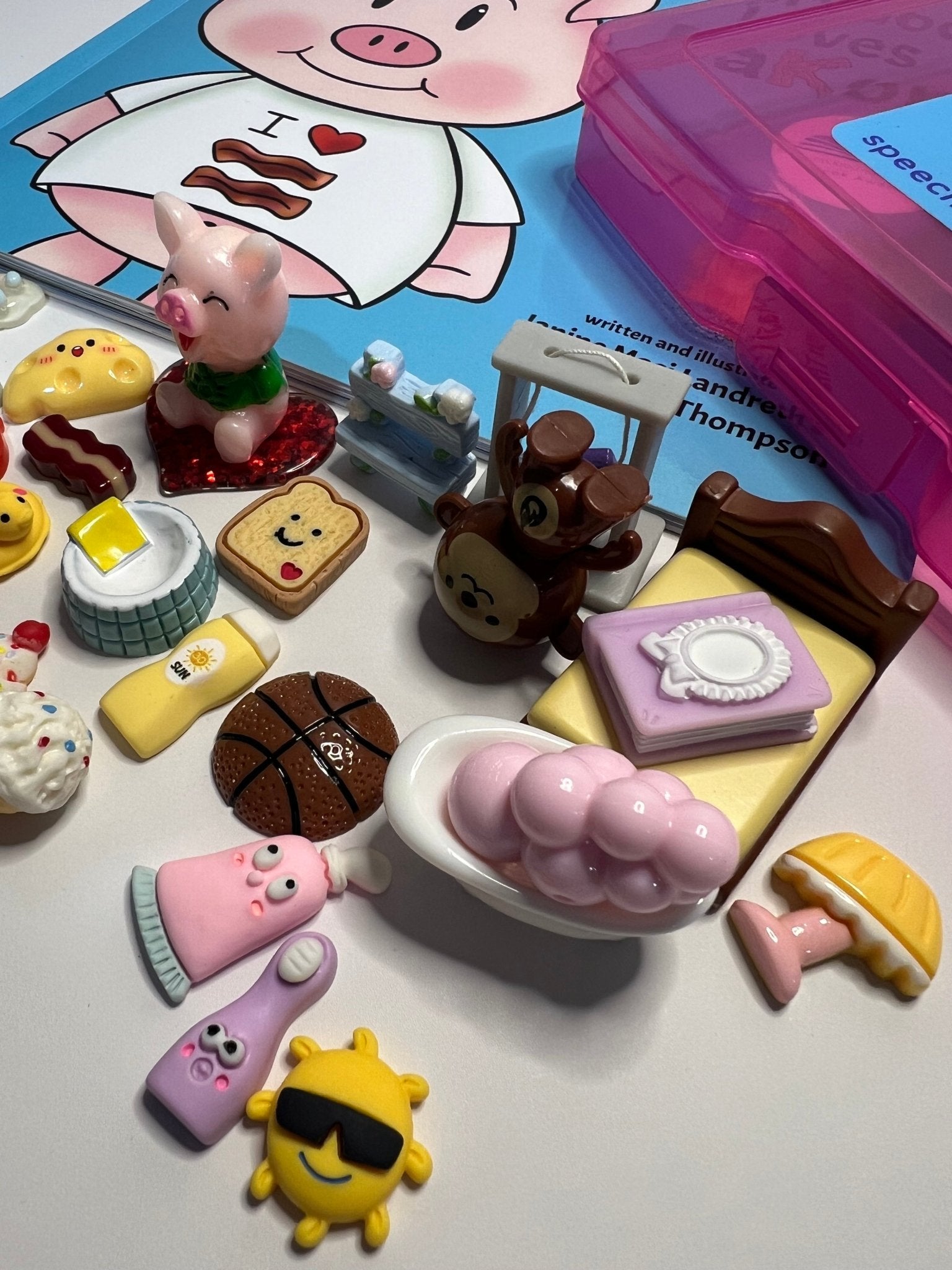 Say and Play Story Kit Book Everybody Loves Bakon Mini Objects Speech Therapy Trinkets Fun Book about kindness - Speech and Smile