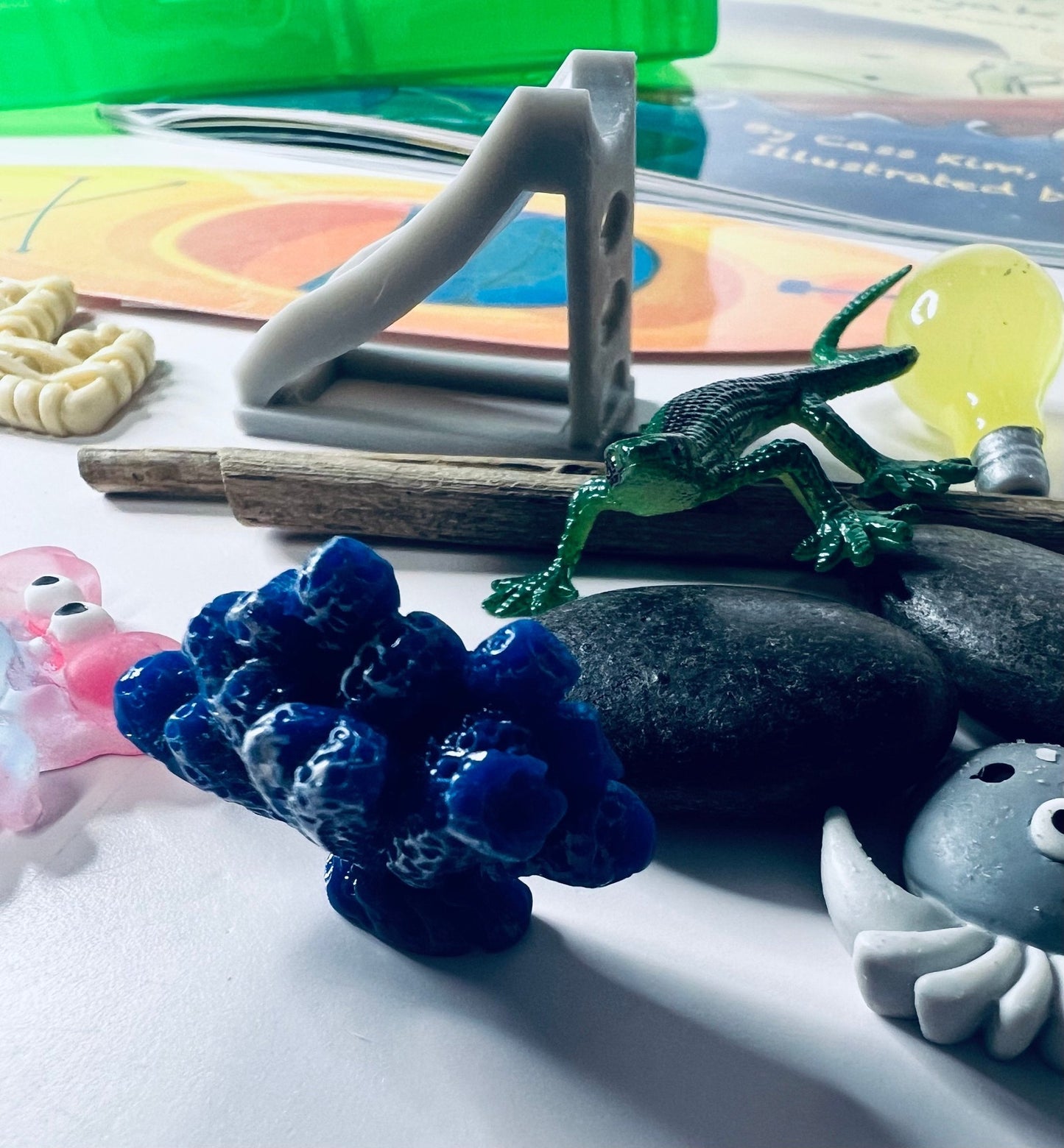 Story Kit for Speech Therapy Sounds K and G - Mini Objects for Speech Therapy - Articulation Book with Mini Objects Articulation Trinkets - Speech and Smile
